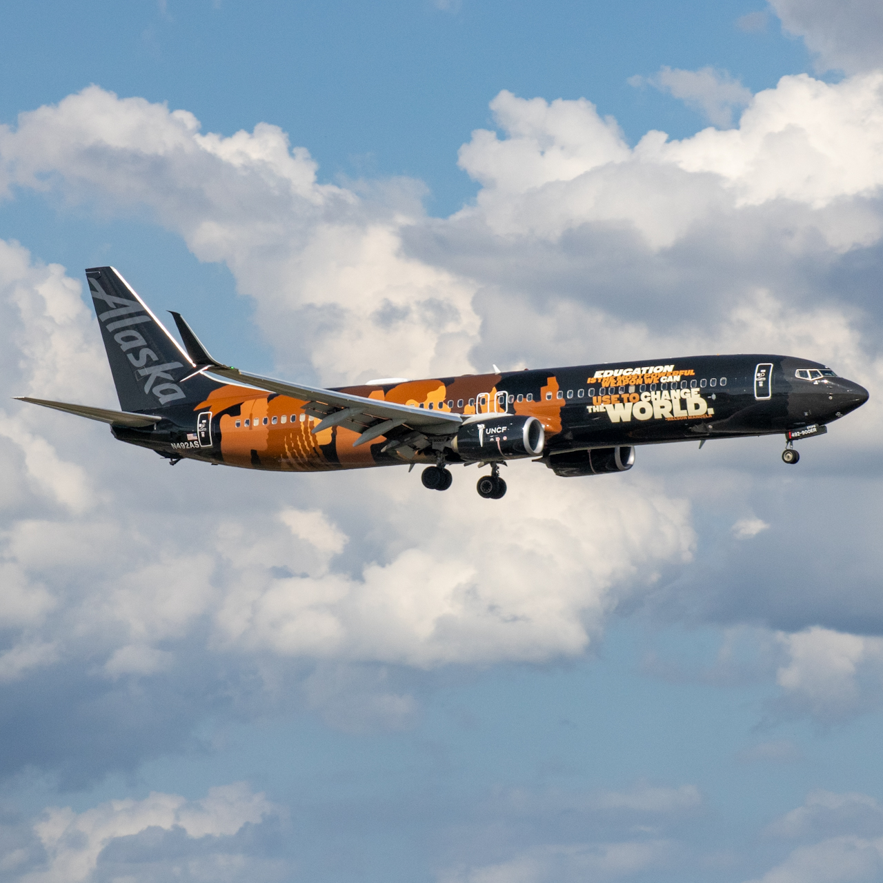 Full size: Alaska Airlines Boeing 737-900ER N492AS at Orlando International Airport