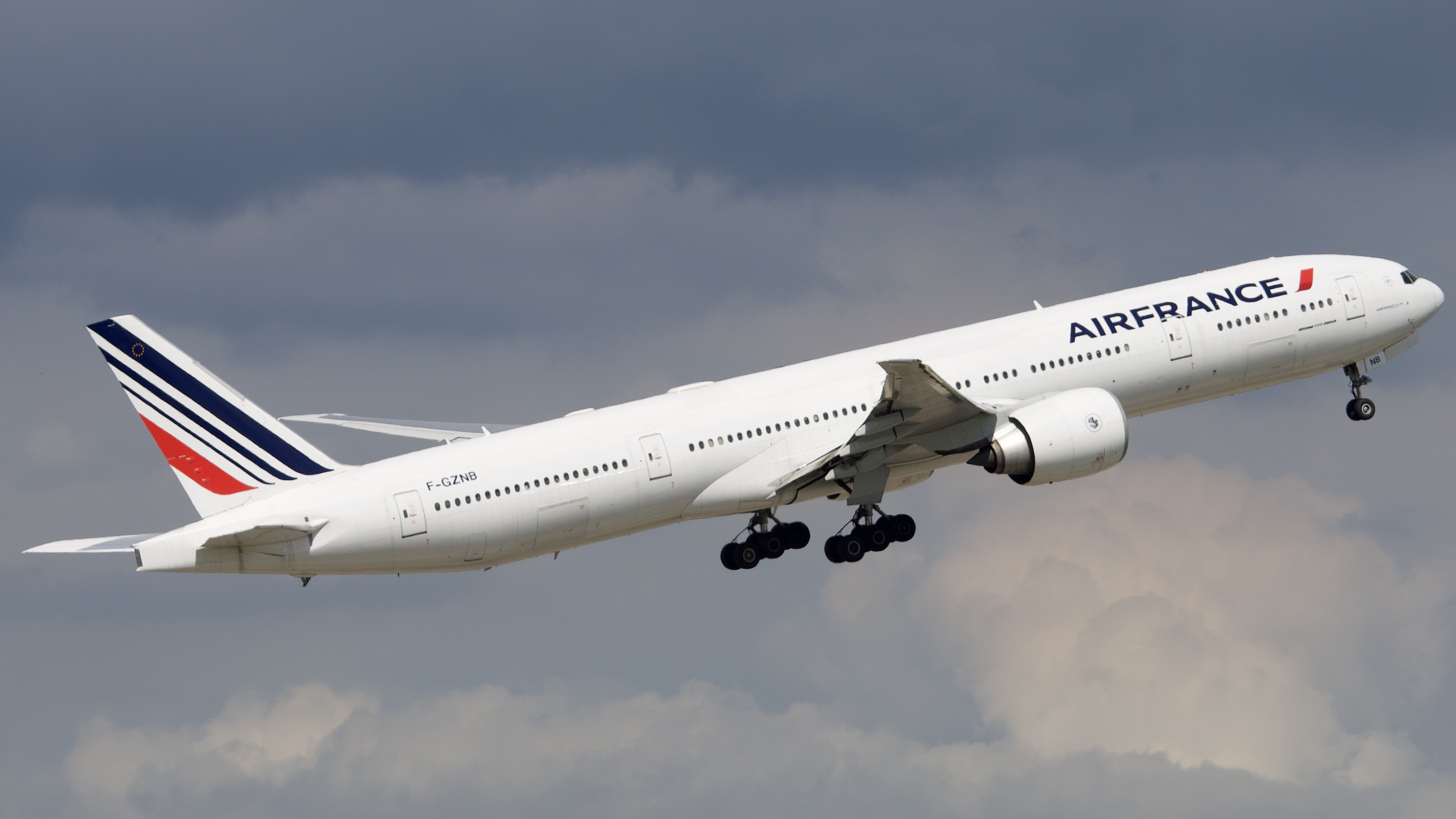 Full size: Air France Boeing 777-300ER F-GZNB at Houston-George Bush Intercontinental Airport