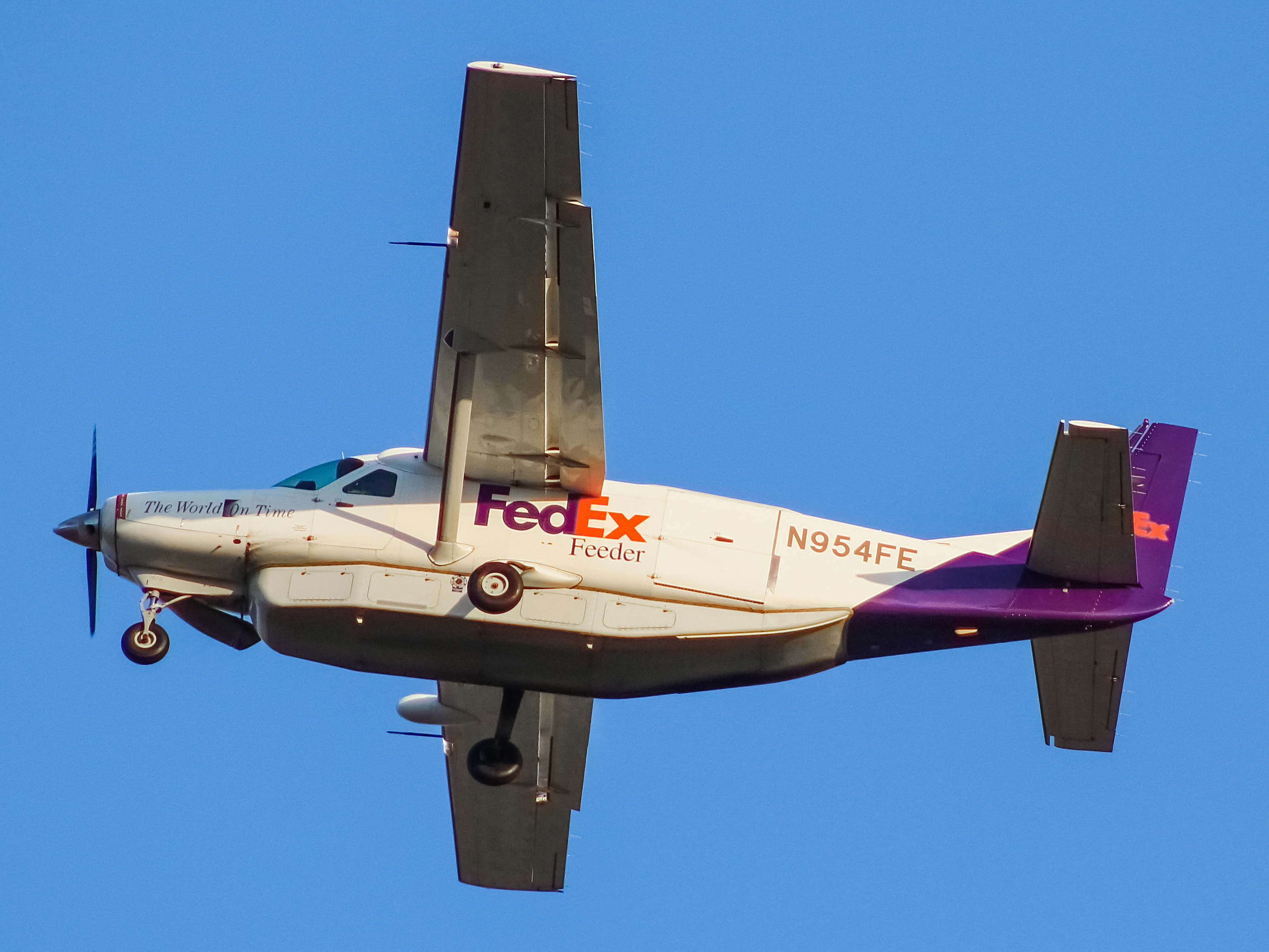 Full size: FedEx Cessna 208 Caravan N954FE at General Mitchell International Airport