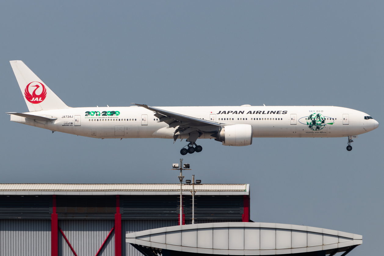 Full size: Japan Airlines Boeing 777-300ER JA734J at Hong Kong International Airport