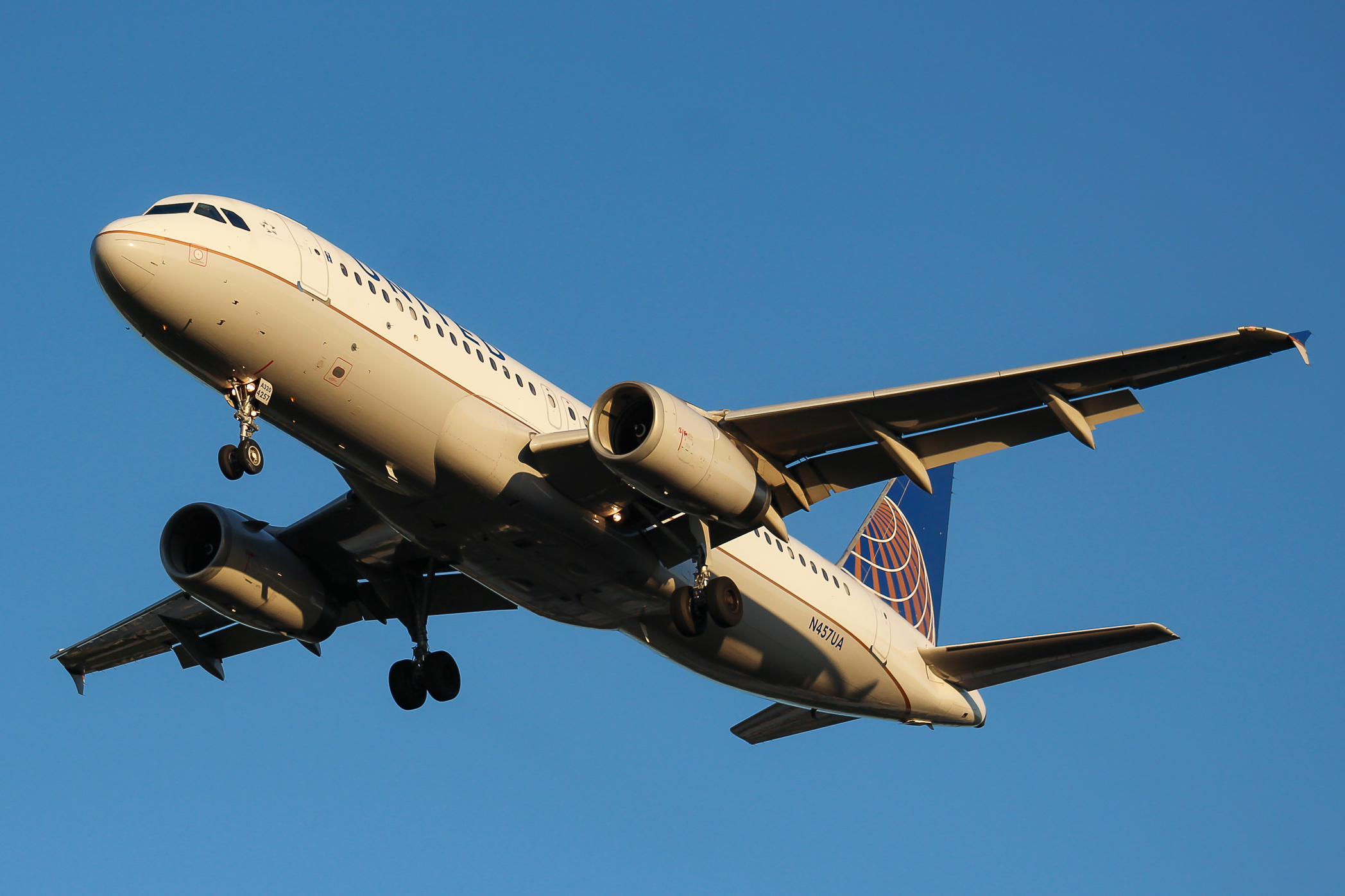 Full size: United Airlines Airbus A319 N457UA at Seattle-Tacoma International Airport