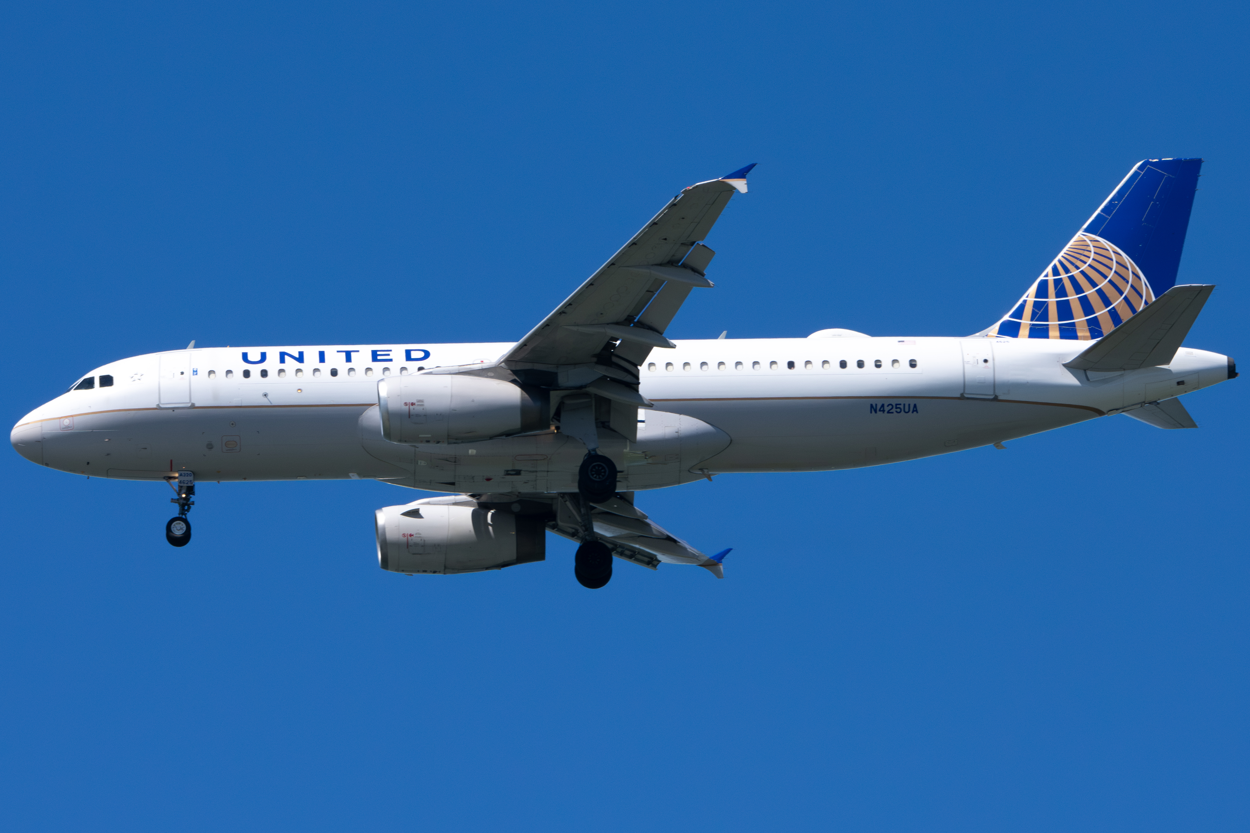 Full size: United Airlines Airbus A320 N425UA at San Francisco International Airport