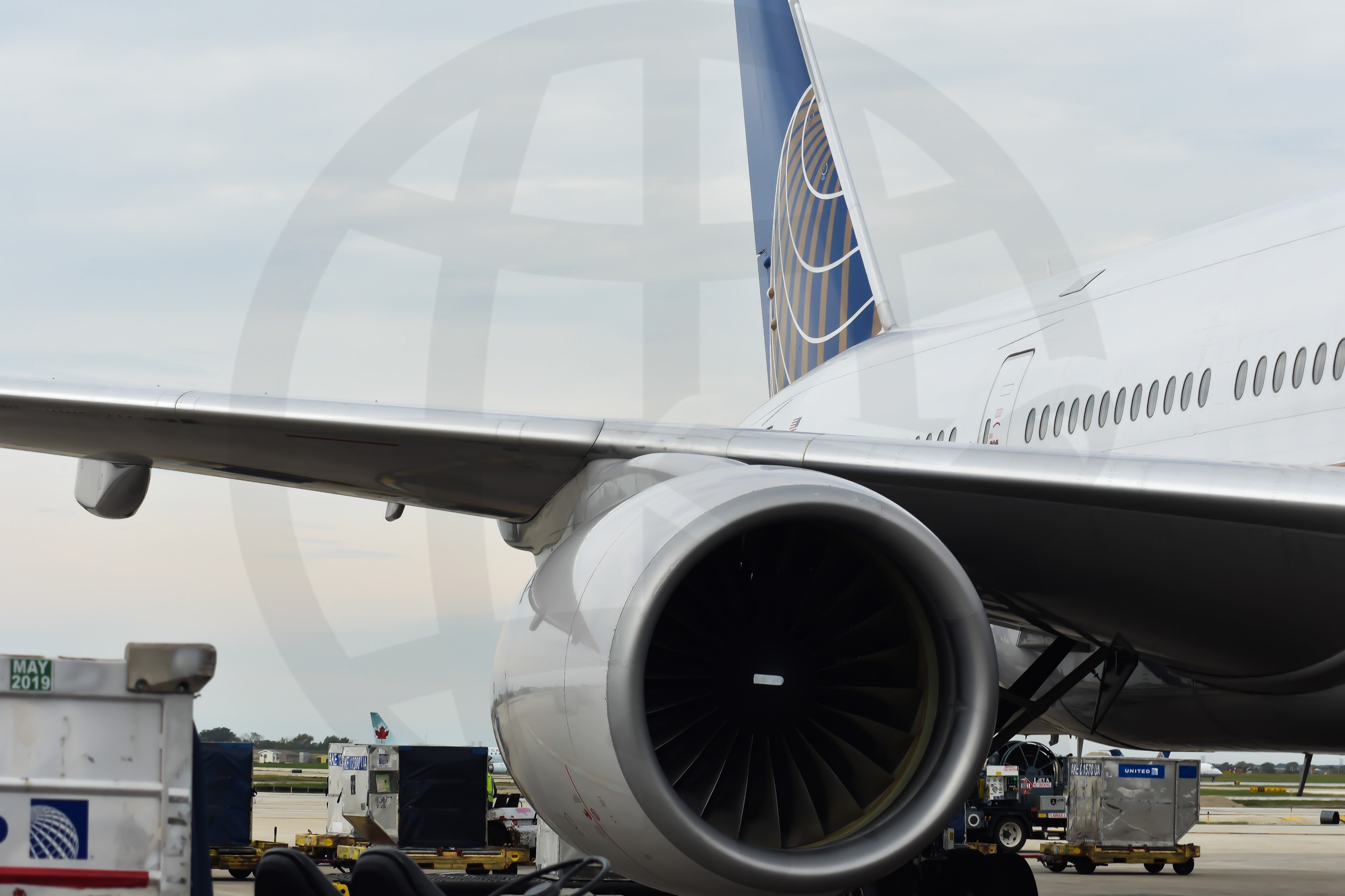 Full size: United Airlines Boeing 777-200 N785UA at Chicago O'Hare International Airport