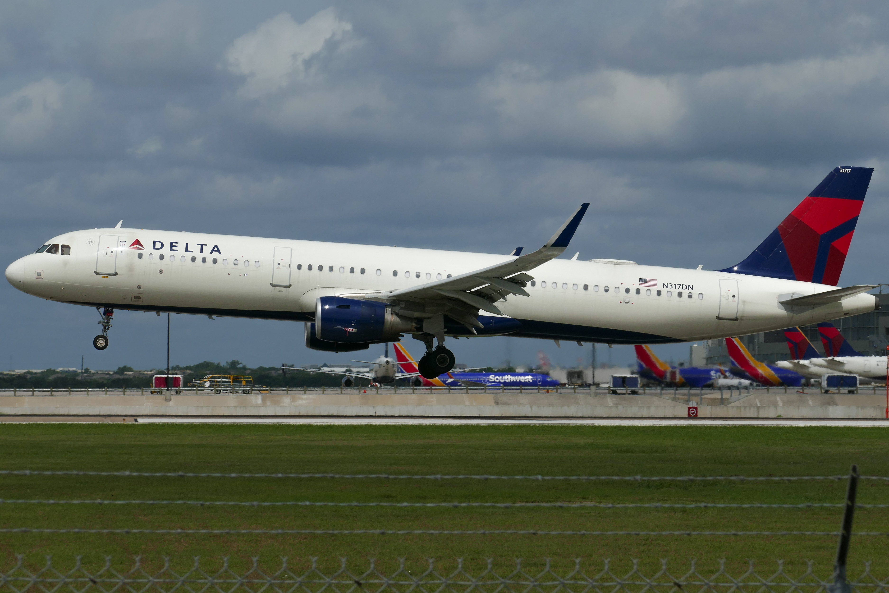 Full size: Delta Airlines Airbus A321-200 N317DN at Austin-Bergstrom International Airport