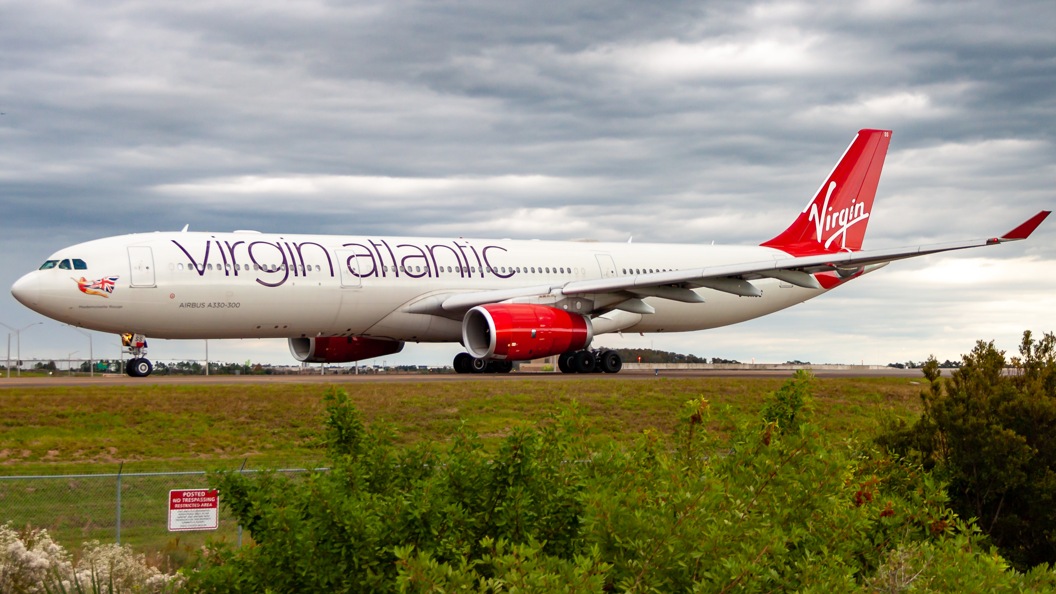 Full size: Virgin Atlantic Airbus A330-300 G-VKSS at Orlando International Airport
