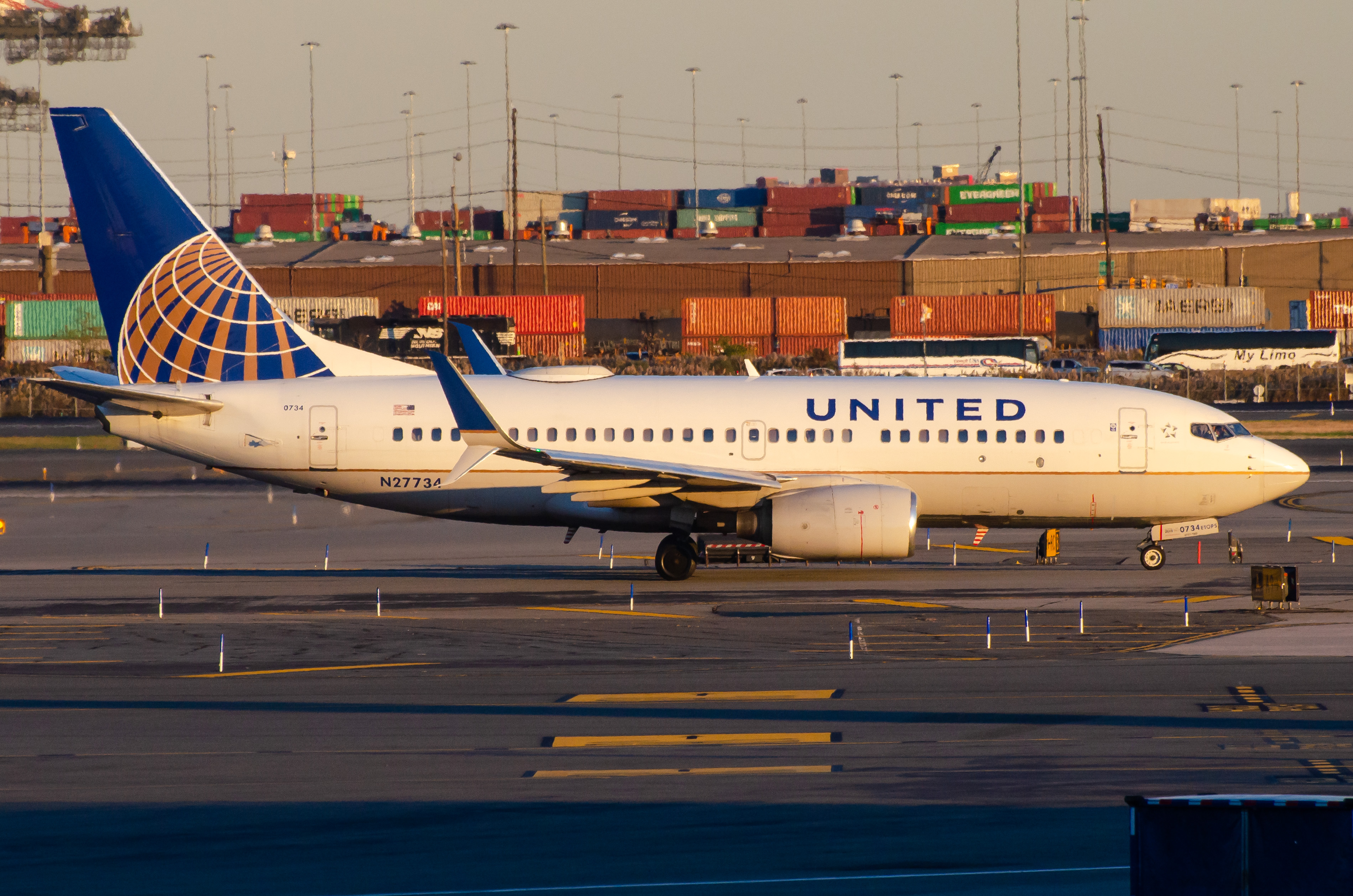 Full size: United Airlines Boeing 737-700 N27734 at Newark Liberty International Airport