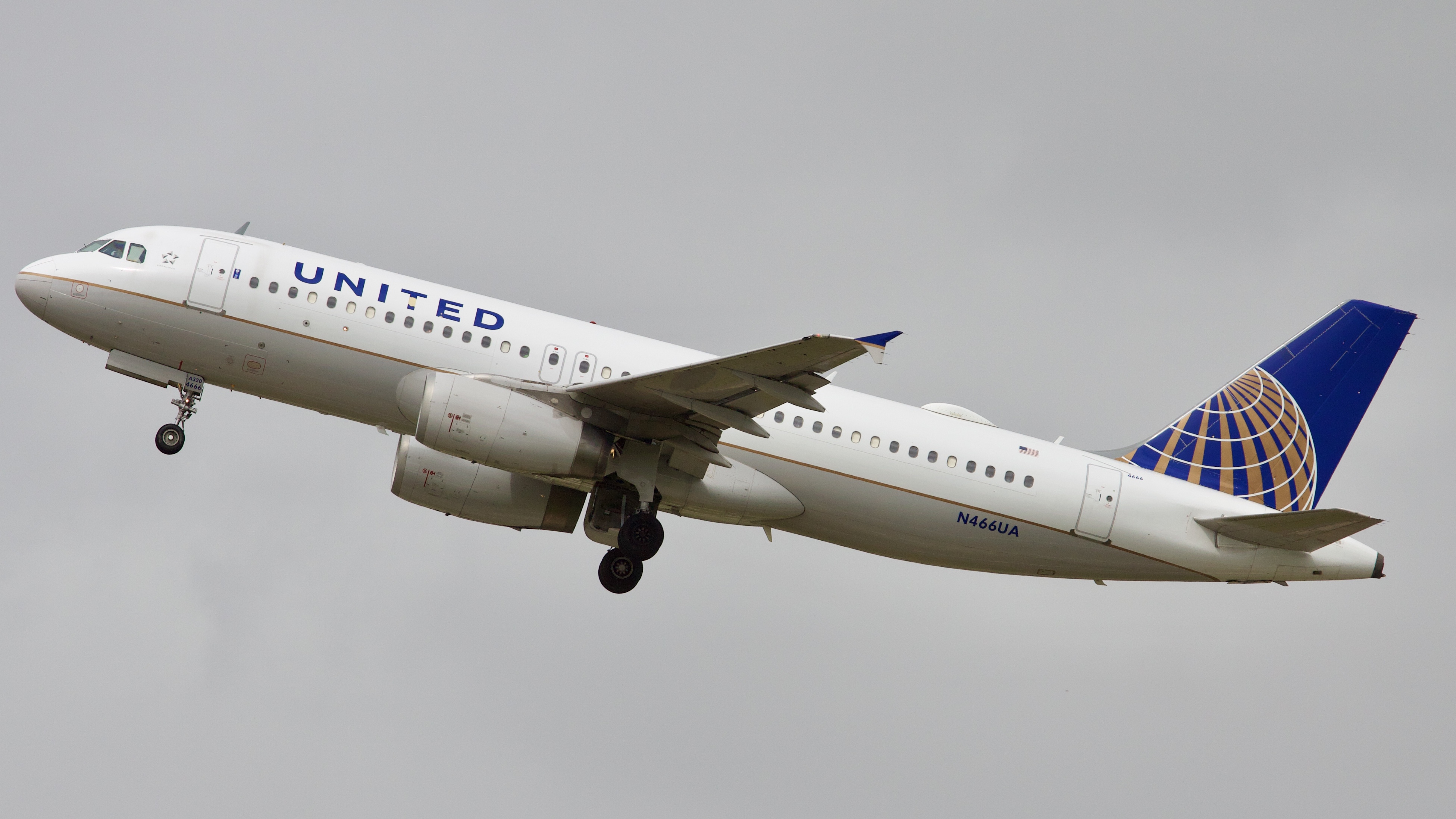 Full size: United Airlines Airbus A320 N466UA at Houston-George Bush Intercontinental Airport