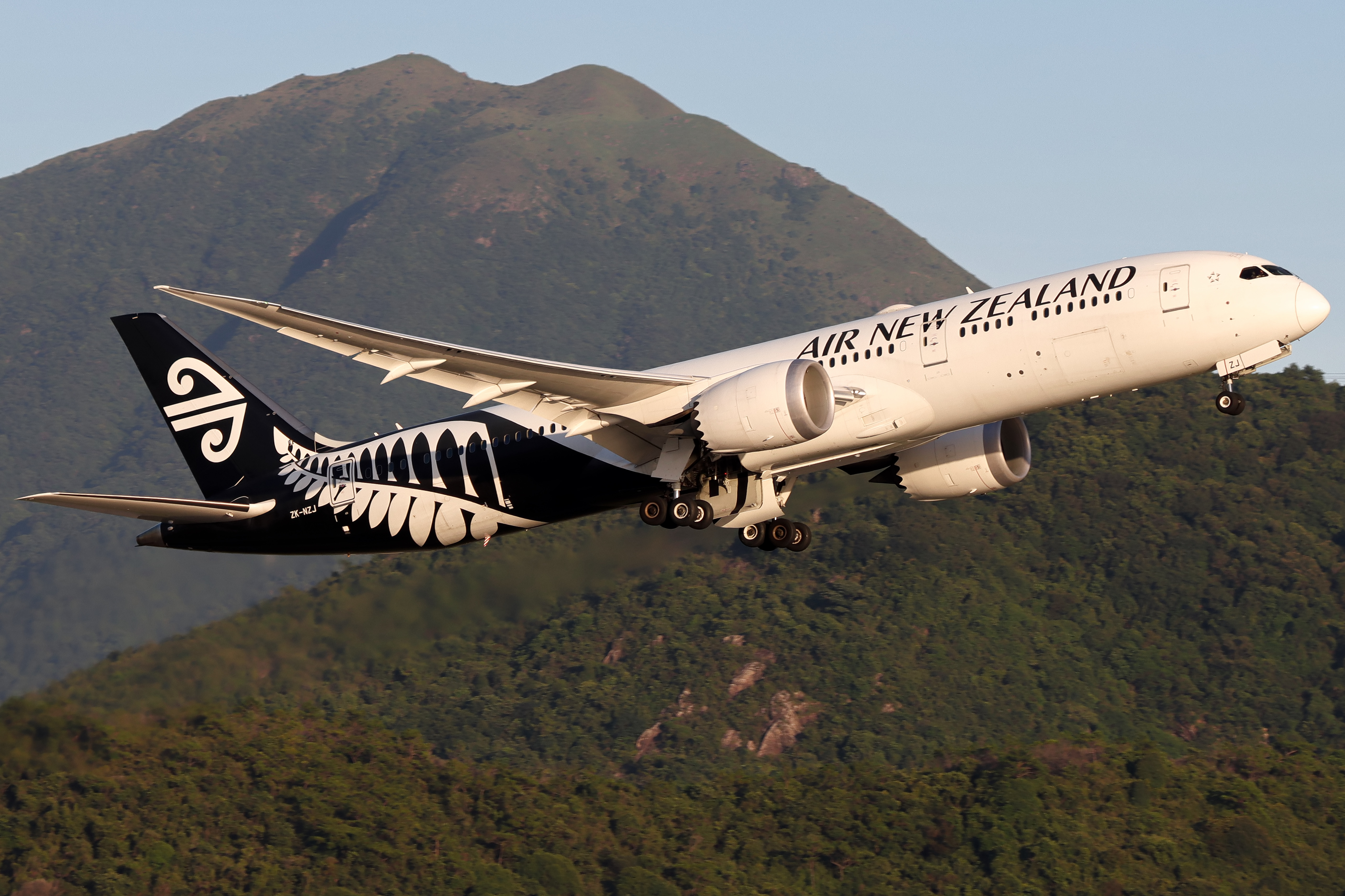Full size: Air New Zealand Boeing 787-9 ZK-NZJ at Hong Kong International Airport