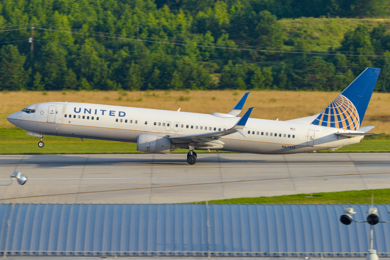 Full size: United Airlines Boeing 737-900ER N67812 at Raleigh-Durham International Airport