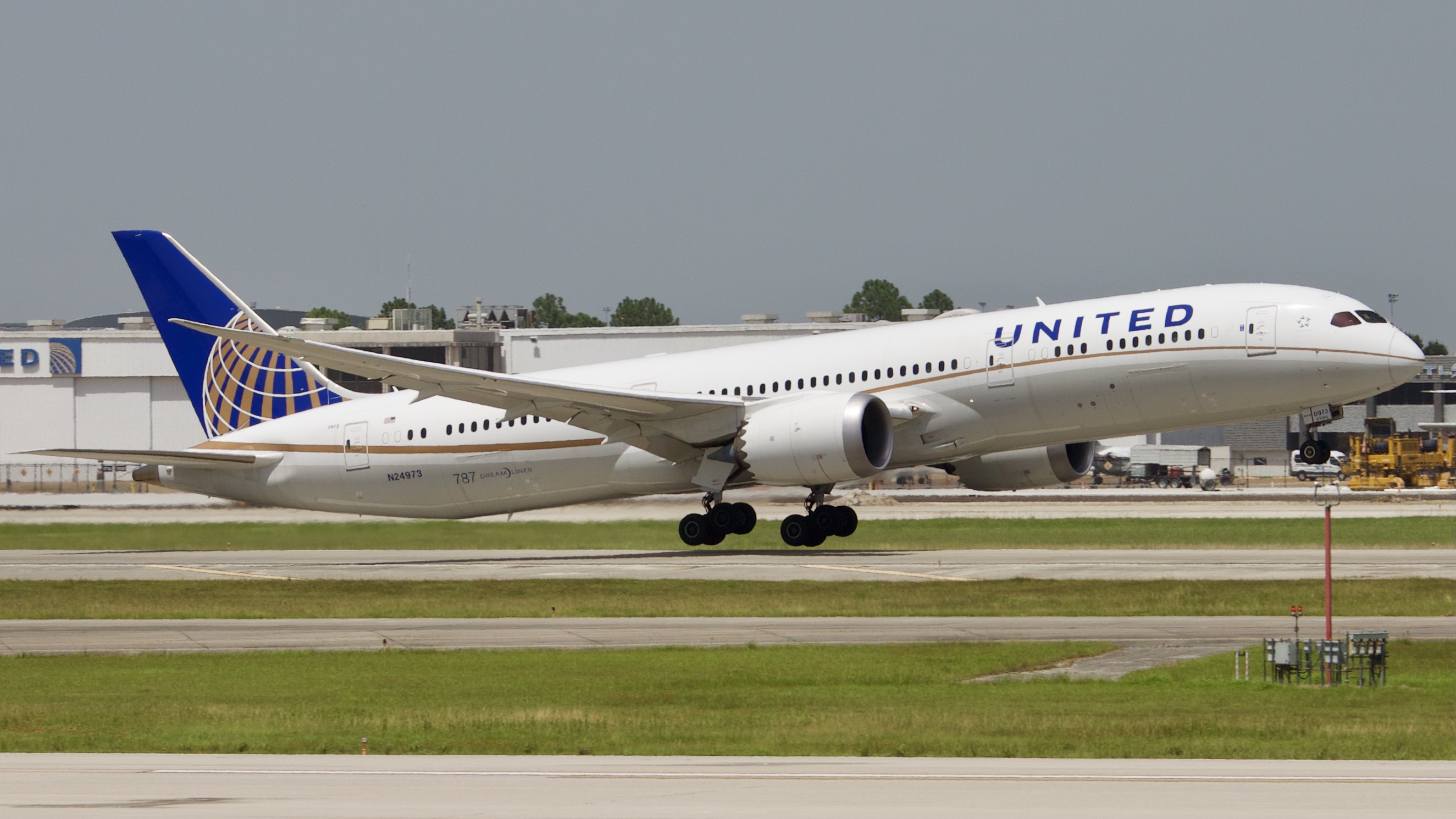 Full size: United Airlines Boeing 787-9 N24973 at Houston-George Bush Intercontinental Airport