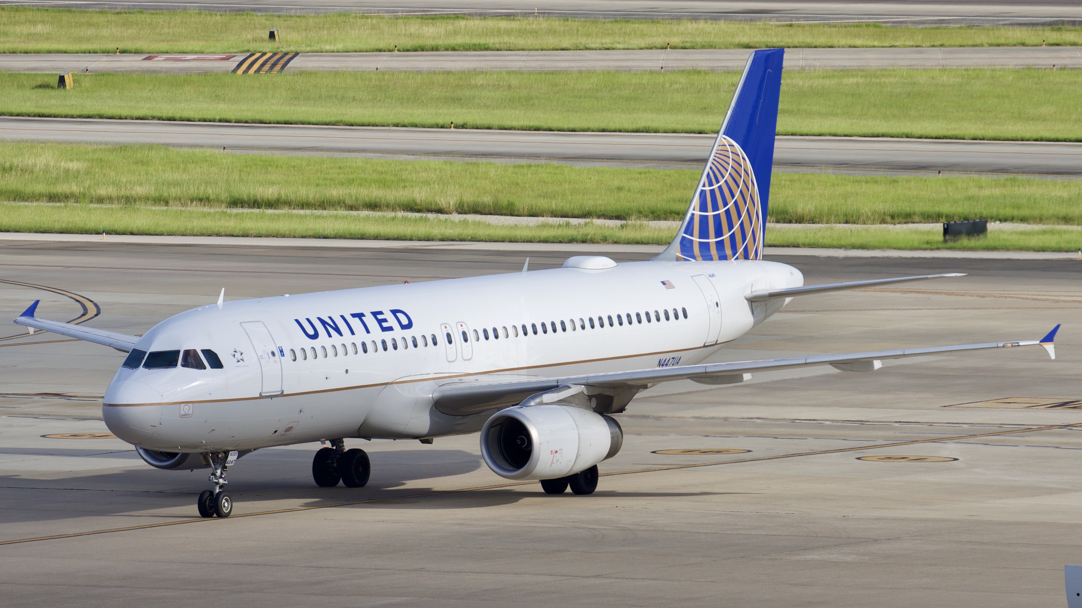 Full size: United Airlines Airbus A320 N447UA at Houston-George Bush Intercontinental Airport
