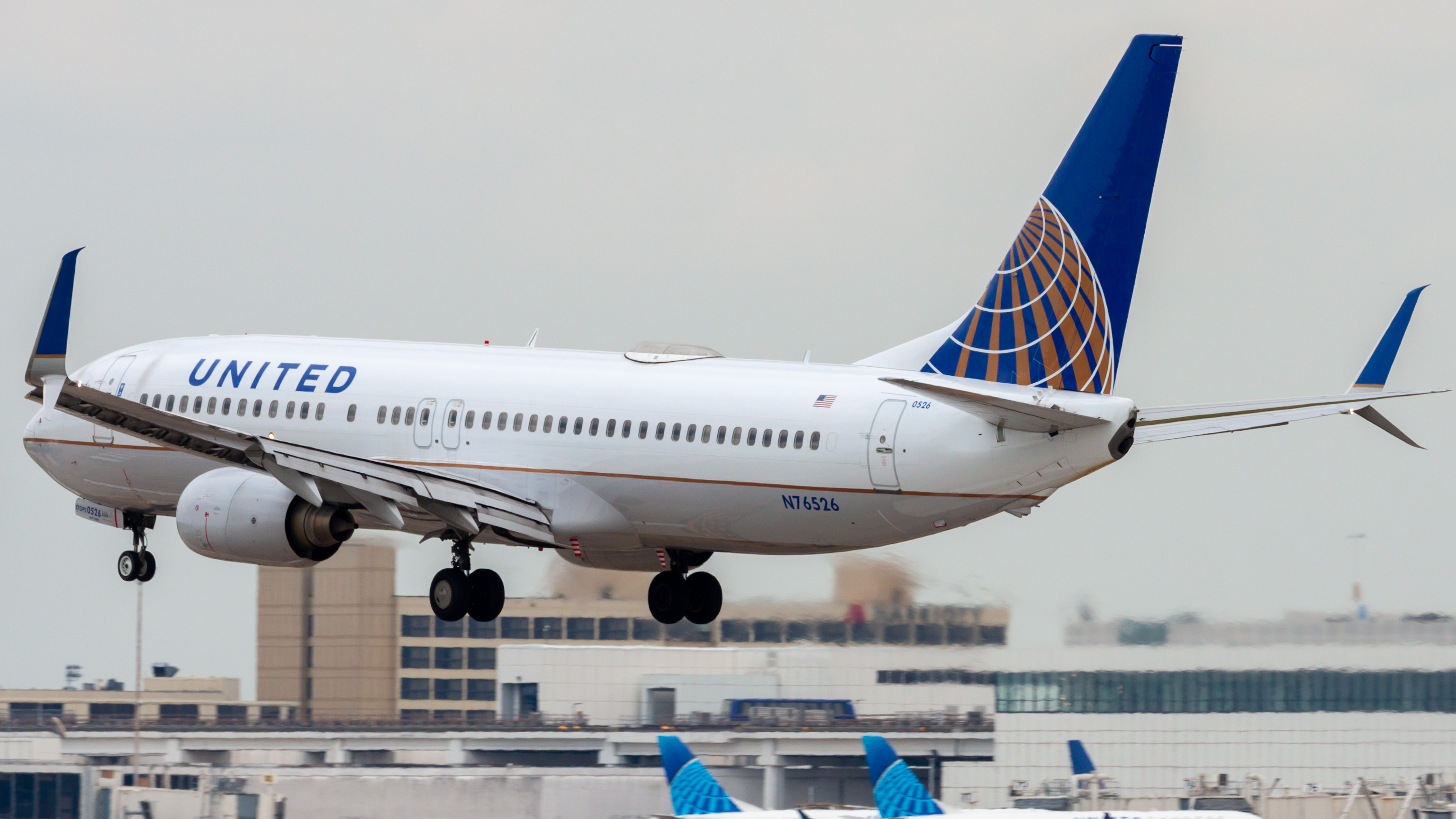 Full size: United Airlines Boeing 737-800 N76526 at Houston-George Bush Intercontinental Airport