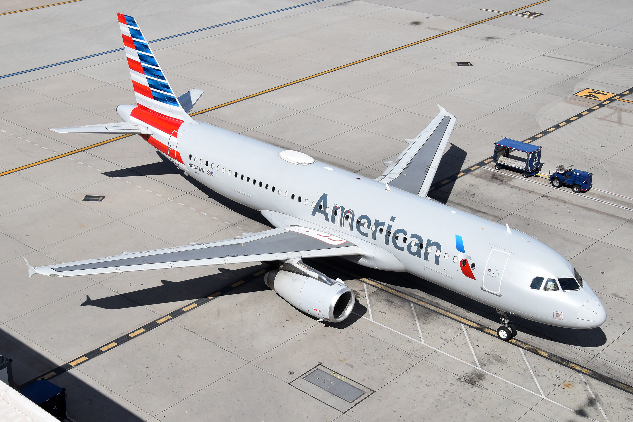 Full size: American Airlines Airbus A320 N664AW at Phoenix Sky Harbor International Airport