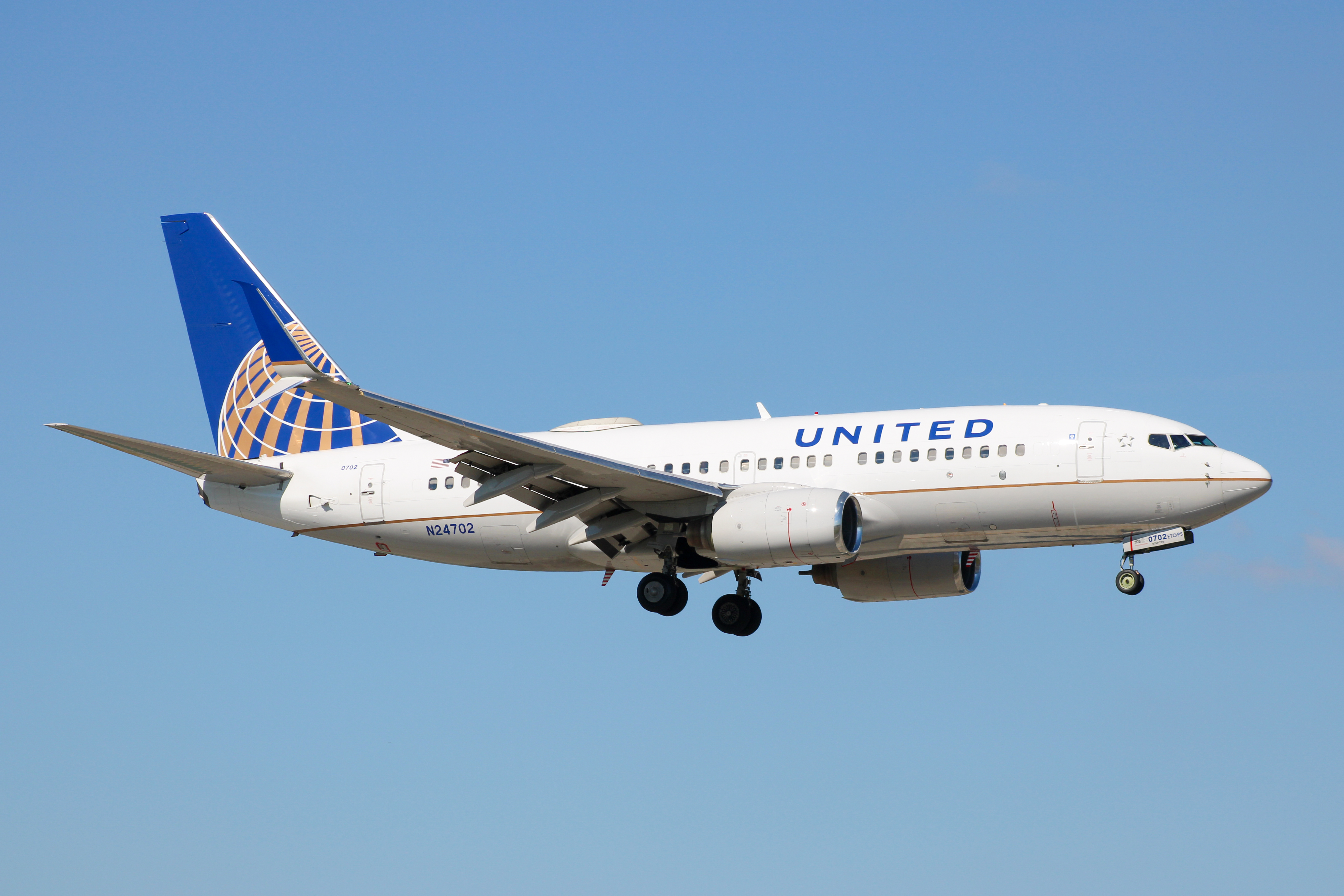 Full size: United Airlines  Boeing 737-700 N24702 at Miami International Airport