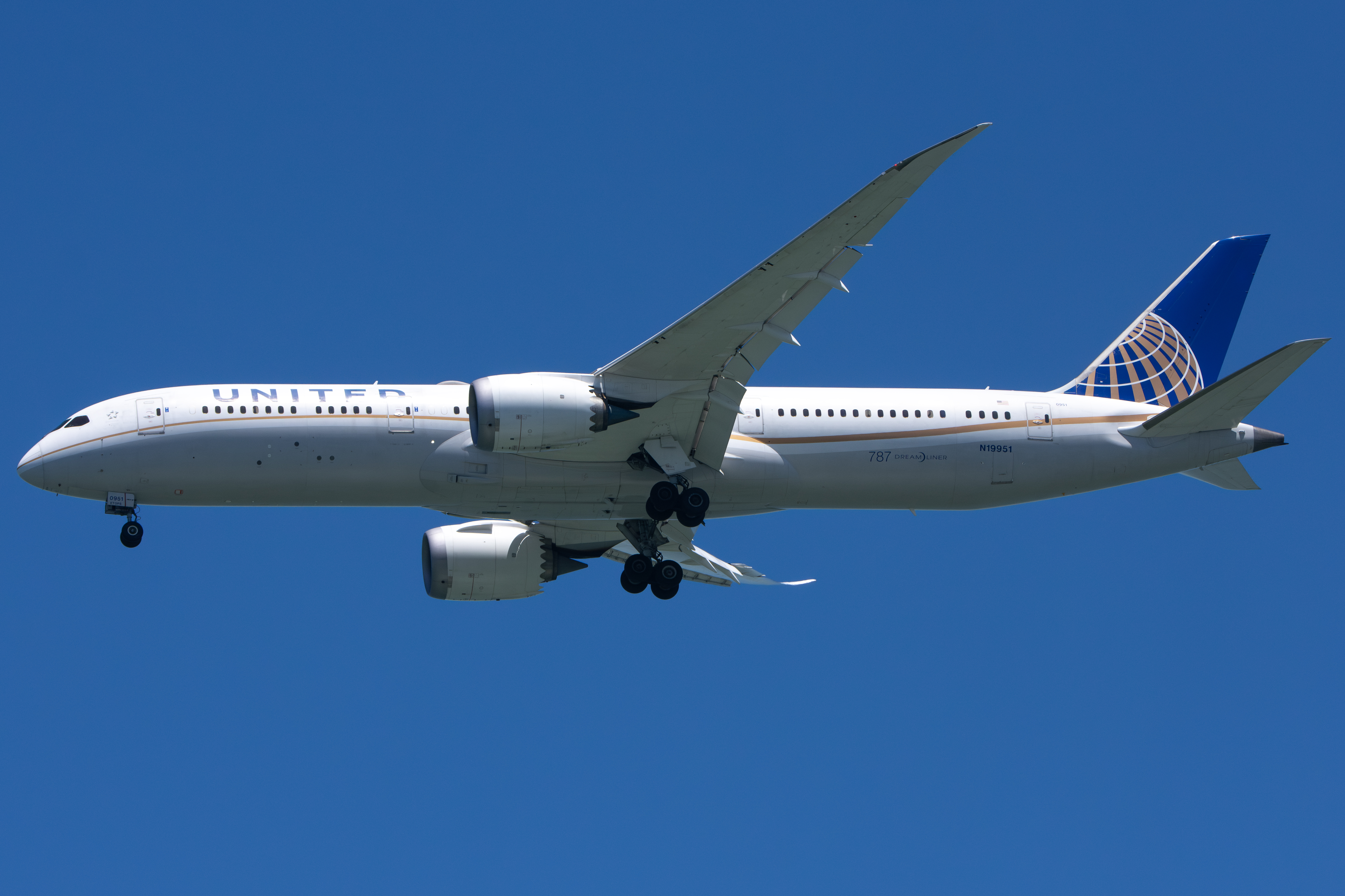 Full size: United Airlines Boeing 787-9 N19951 at San Francisco International Airport
