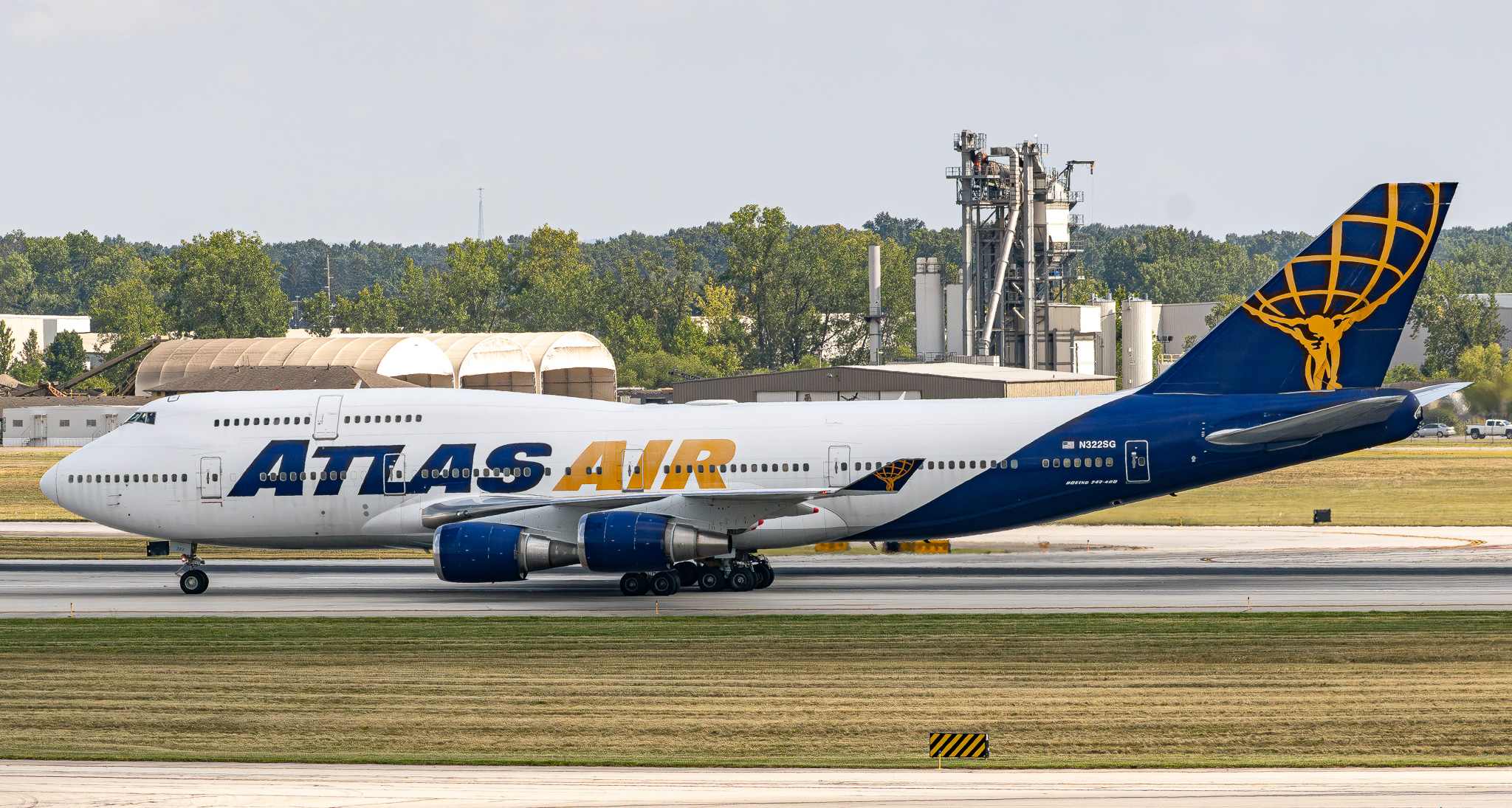 Full size: Atlas Air Boeing 747-400 N322SG at John Glenn Columbus International Airport