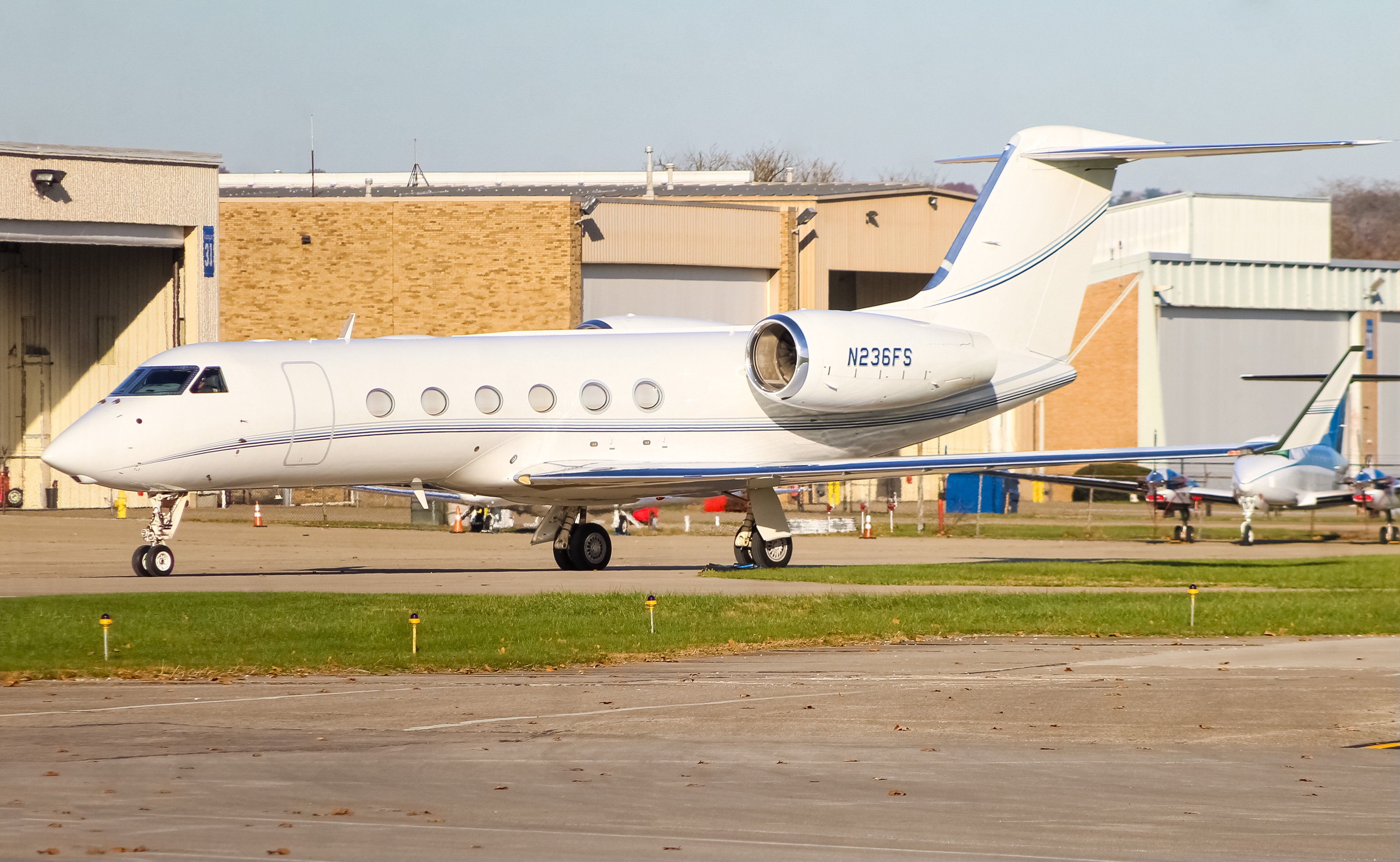 Full size: PRIVATE  Gulfstream IV N236FS at Cincinnati Municipal Airport/Lunken Field