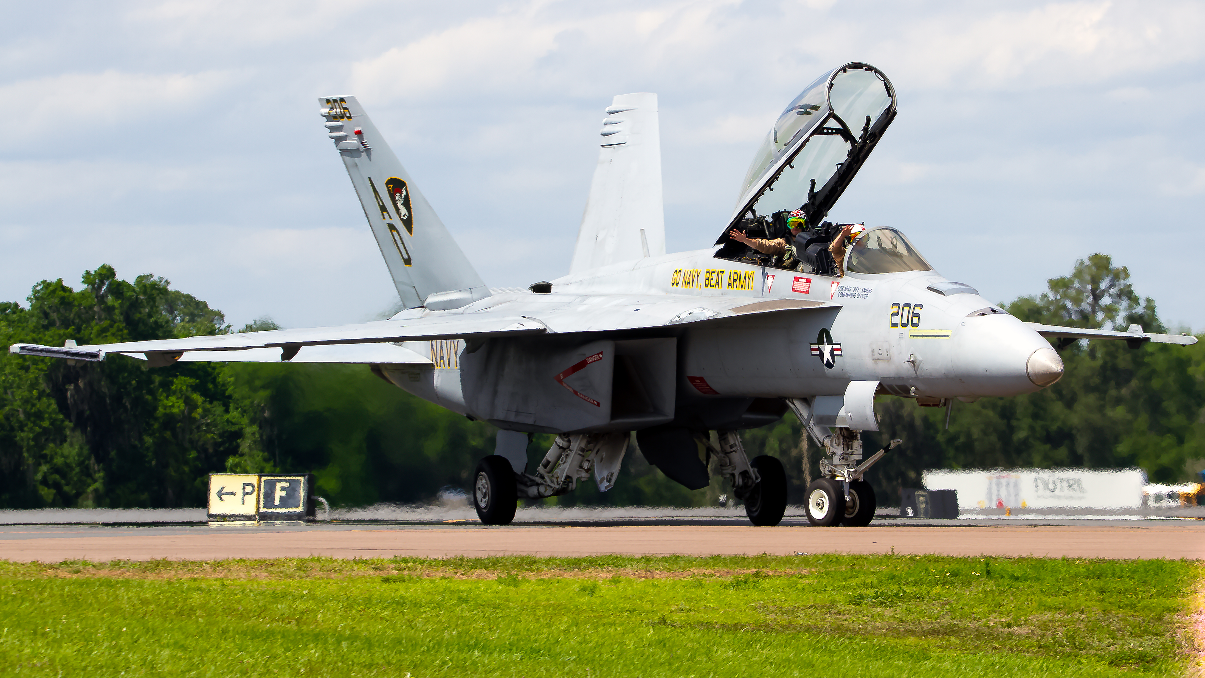 Full size: US Navy Boeing F/A-18E/F Super Hornet 165887 at Lakeland Linder International Airport