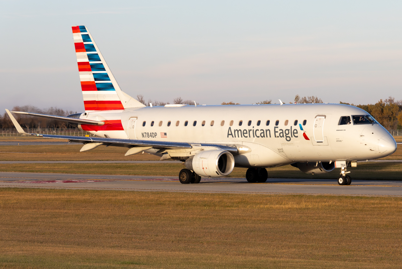 Full size: American Eagle Embraer E170 N784DP at Hector International Airport