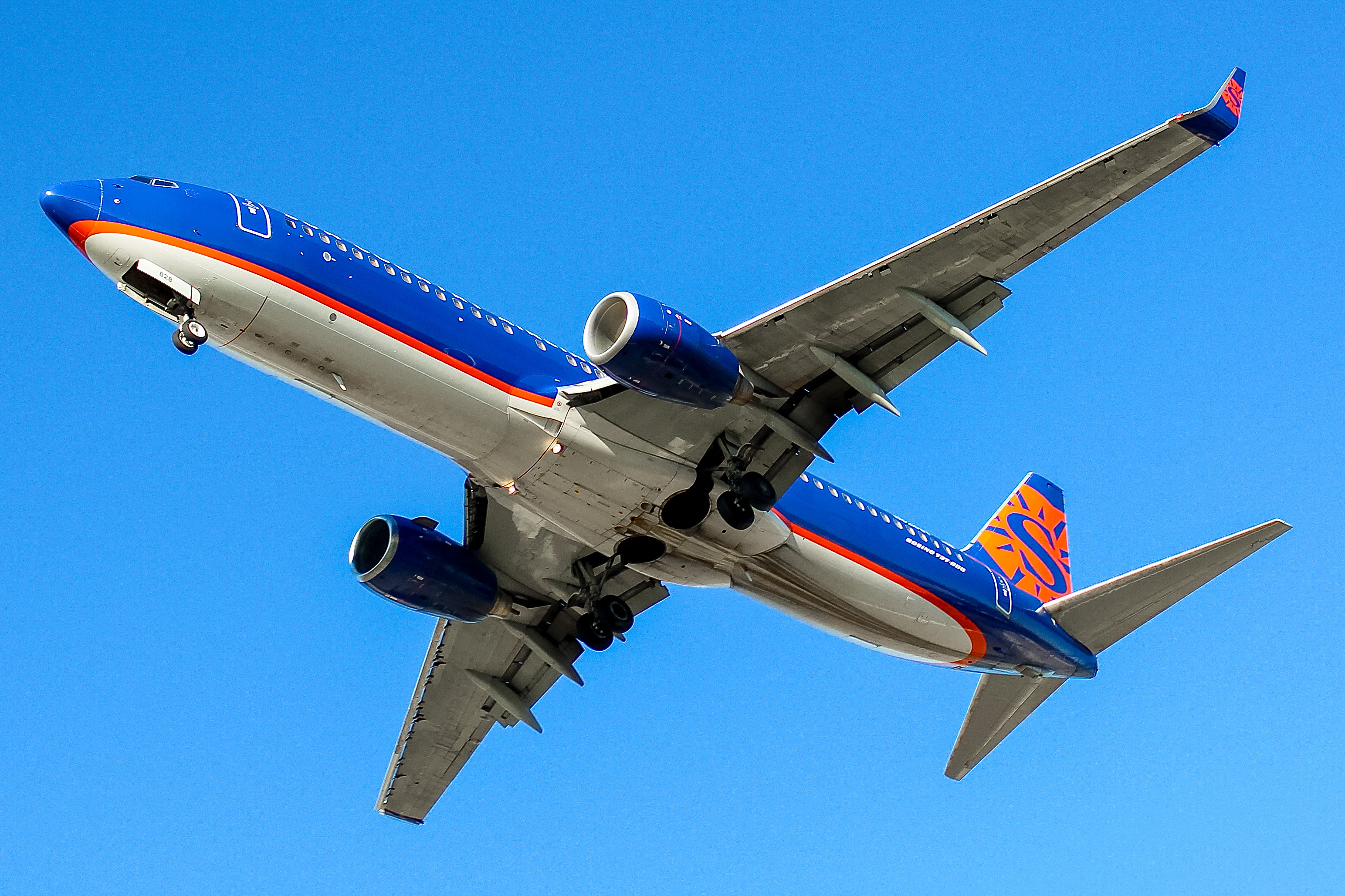 Full size: Sun Country Airlines Boeing 737-800 N828SY at General Mitchell International Airport