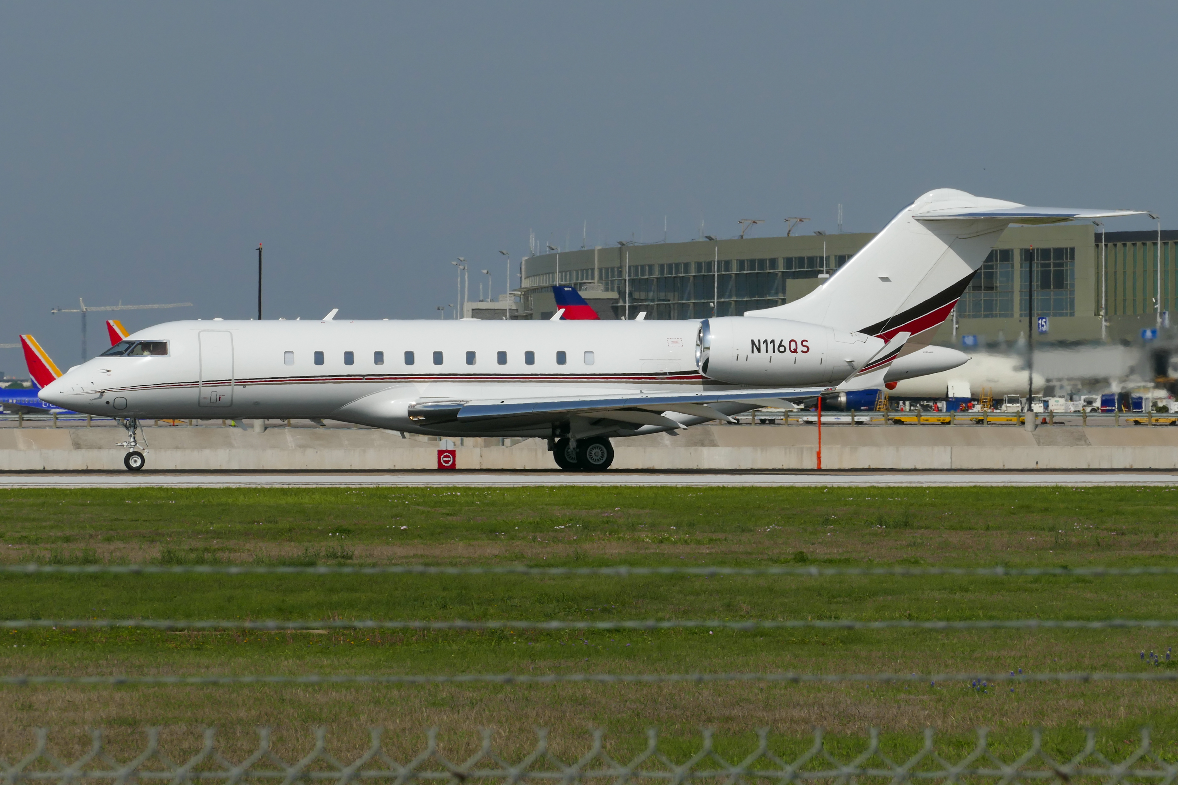 Full size: NetJets Bombardier Global 5000 N116QS at Austin-Bergstrom International Airport
