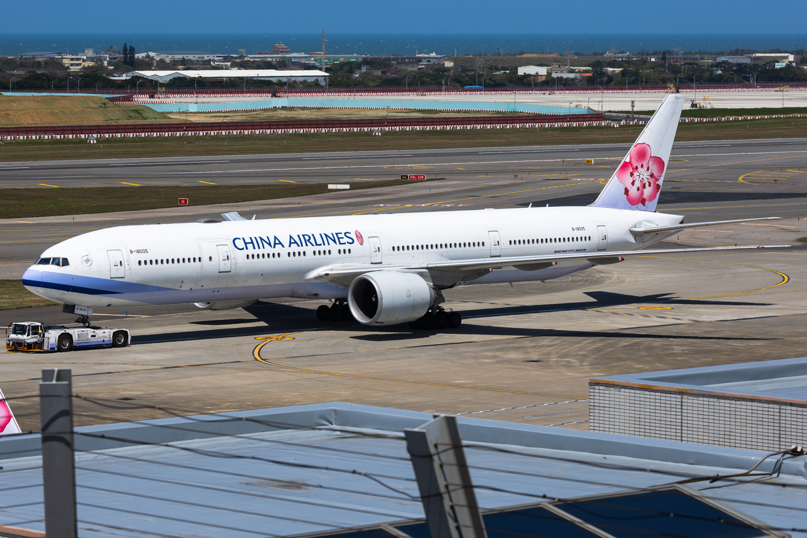 Full size: China Airlines Boeing 777-300ER B-18005 at Taiwan Taoyuan International Airport