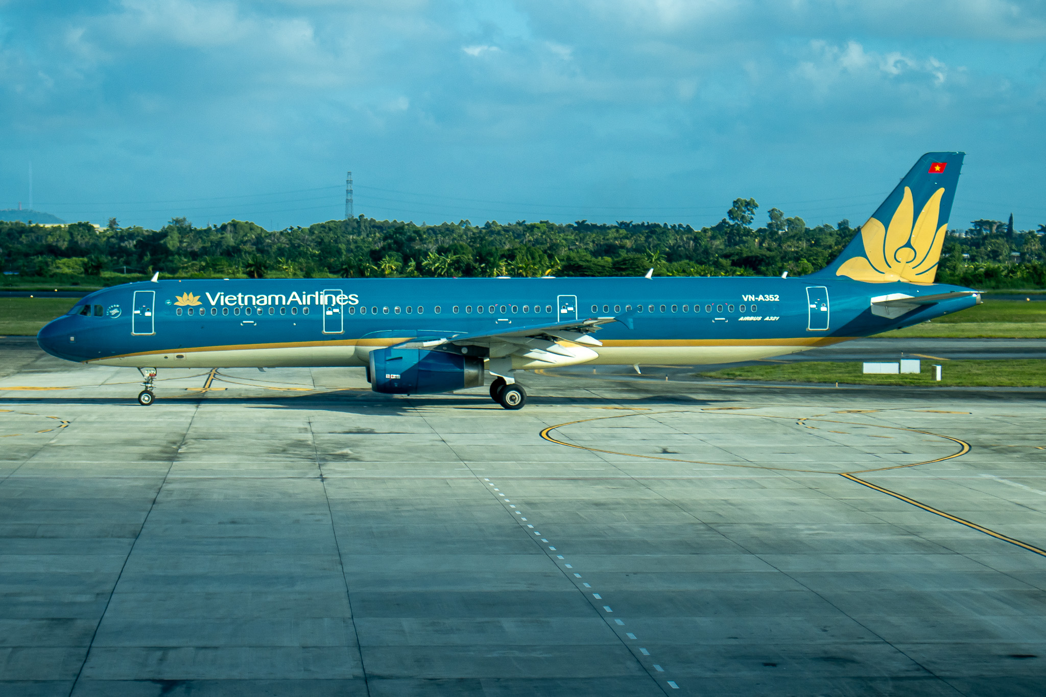 Full size: Vietnam Airlines Airbus A321-200 VN-A352 at Haiphong Cat Bi International Airport