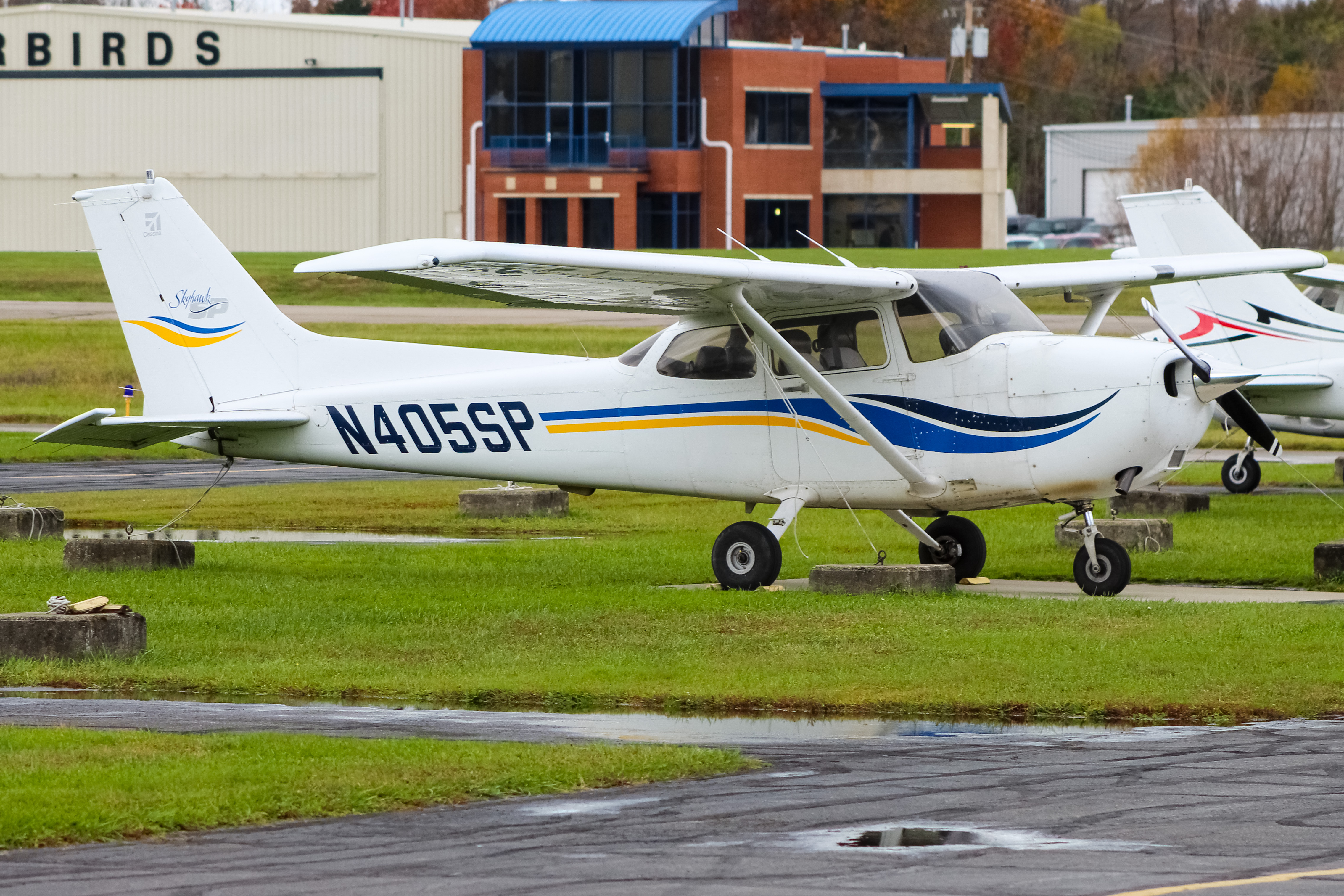 Full size: PRIVATE  Cessna 172 N405SP at Clermont County Airport