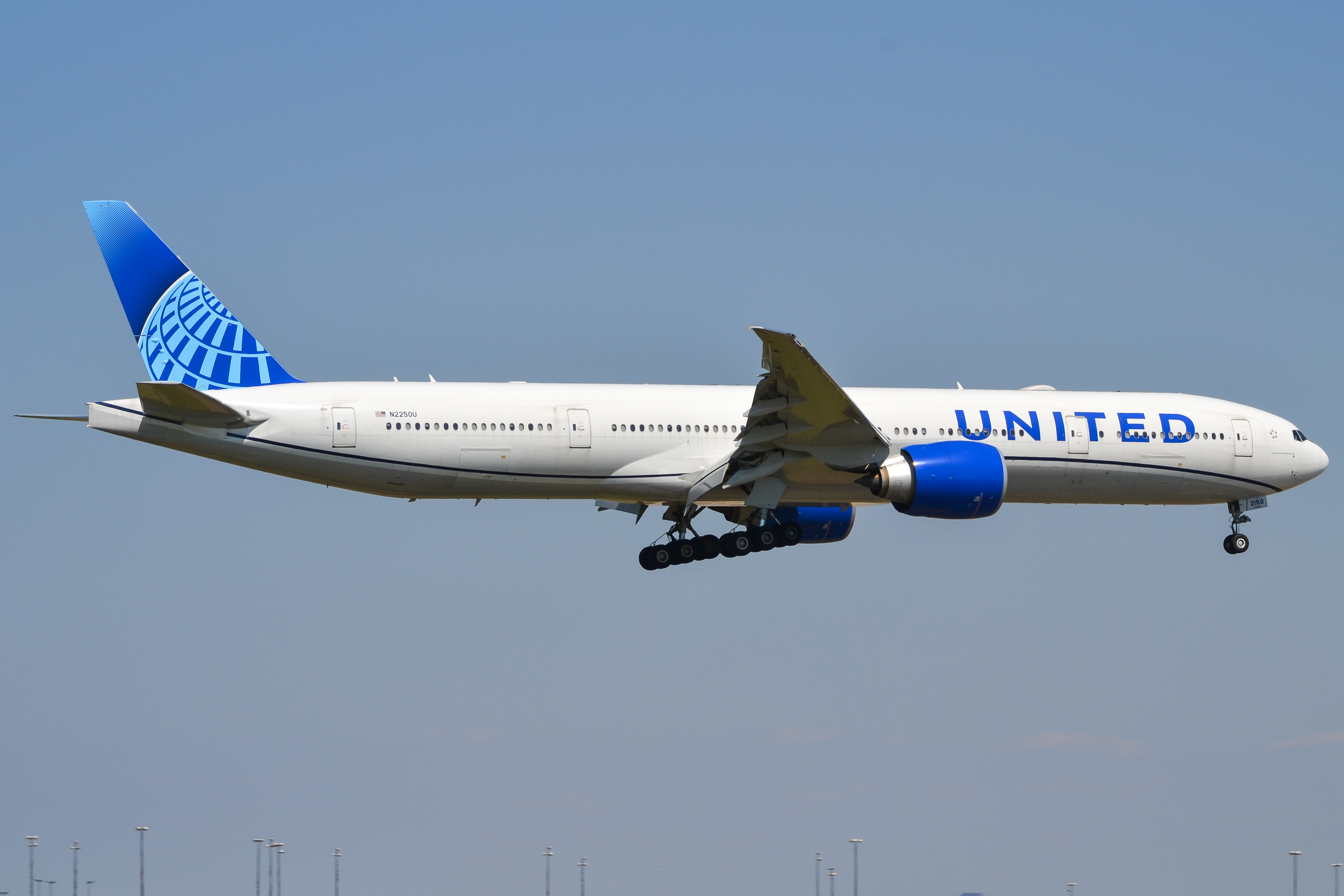 Full size: United Airlines Boeing 777-300ER N2250U at Dallas-Fort Worth International Airport