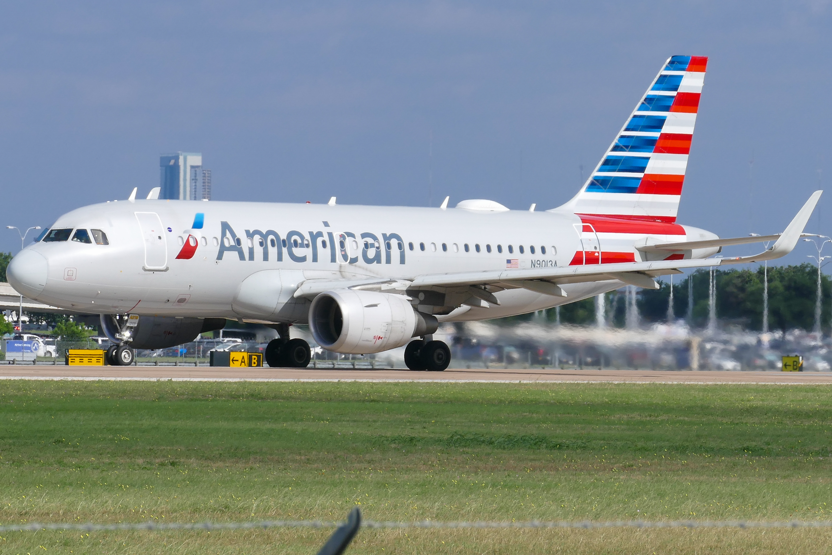 Full size: American Airlines Airbus A319 N9013A at Austin-Bergstrom International Airport