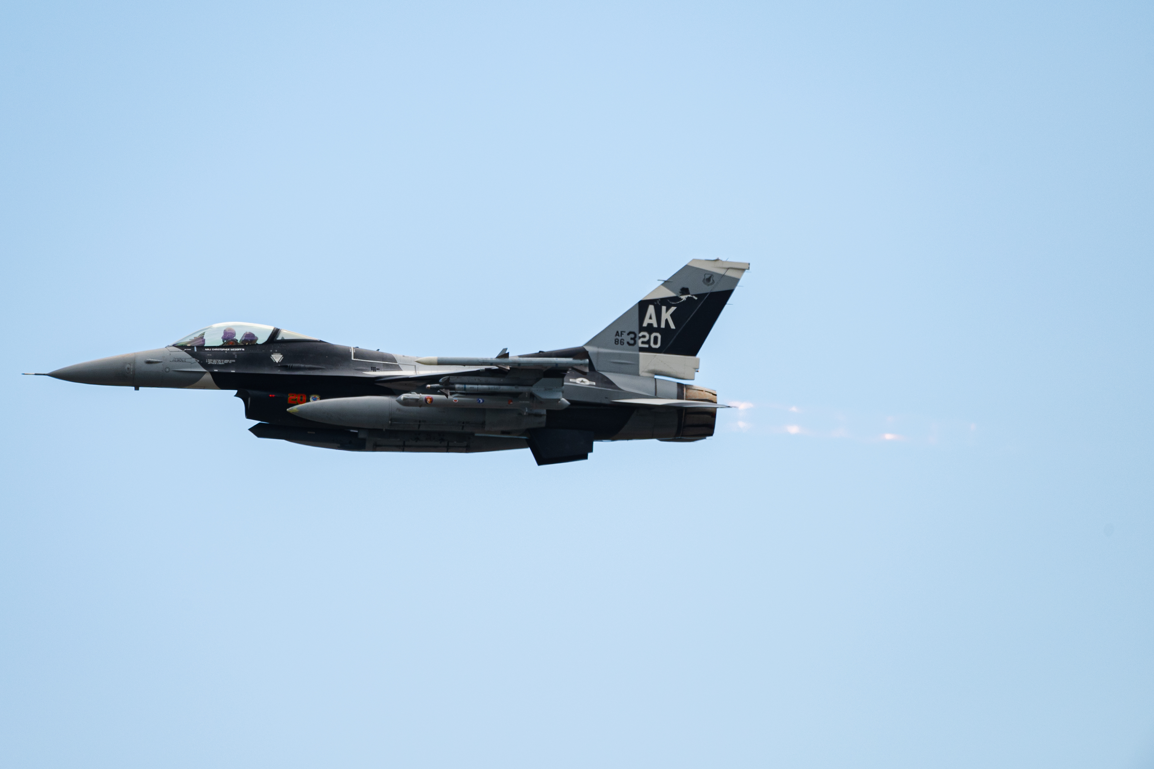 Full size: USAF - United States Air Force General Dynamics F-16 Fighting Falcon 86-0320 at Daniel K Inouye International Airport