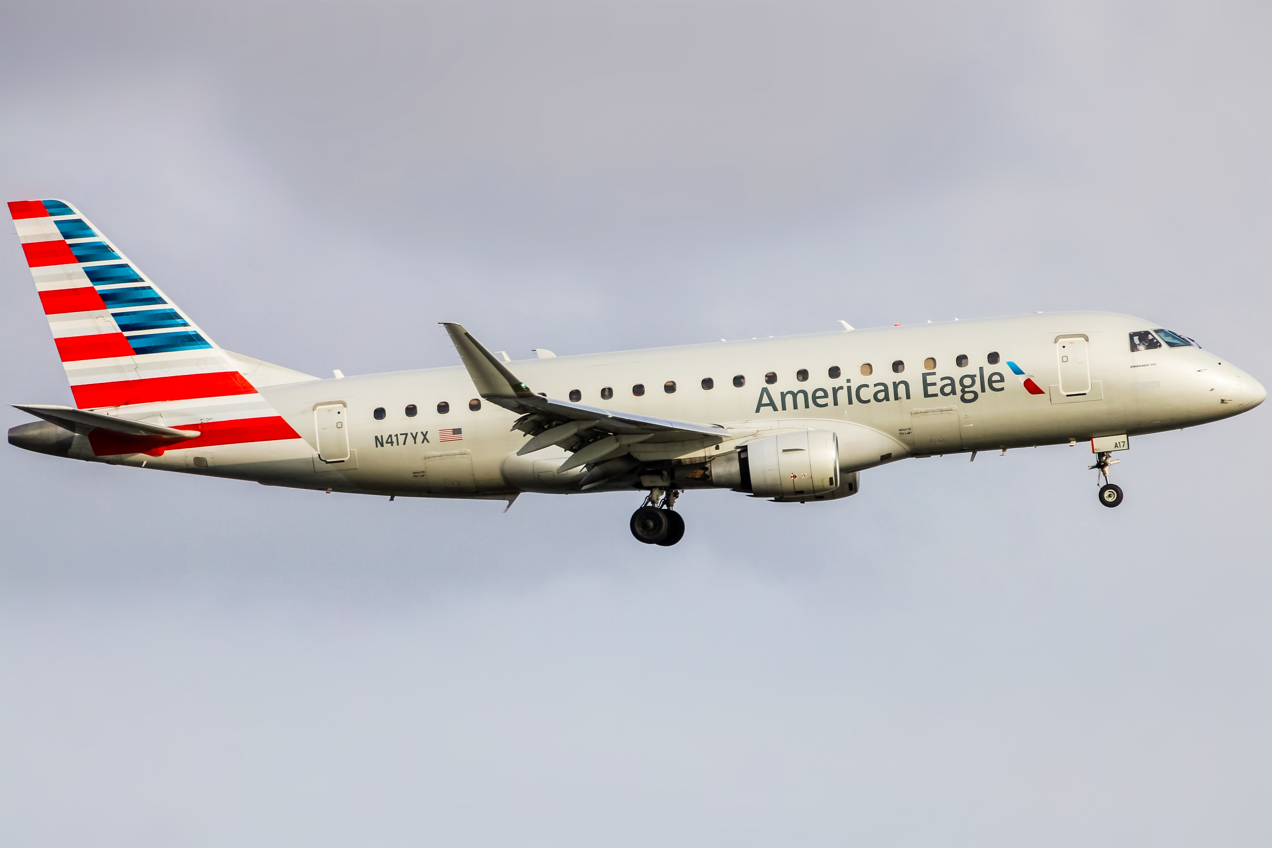 Full size: American Eagle Embraer E175 N417YX at Ronald Reagan National Airport
