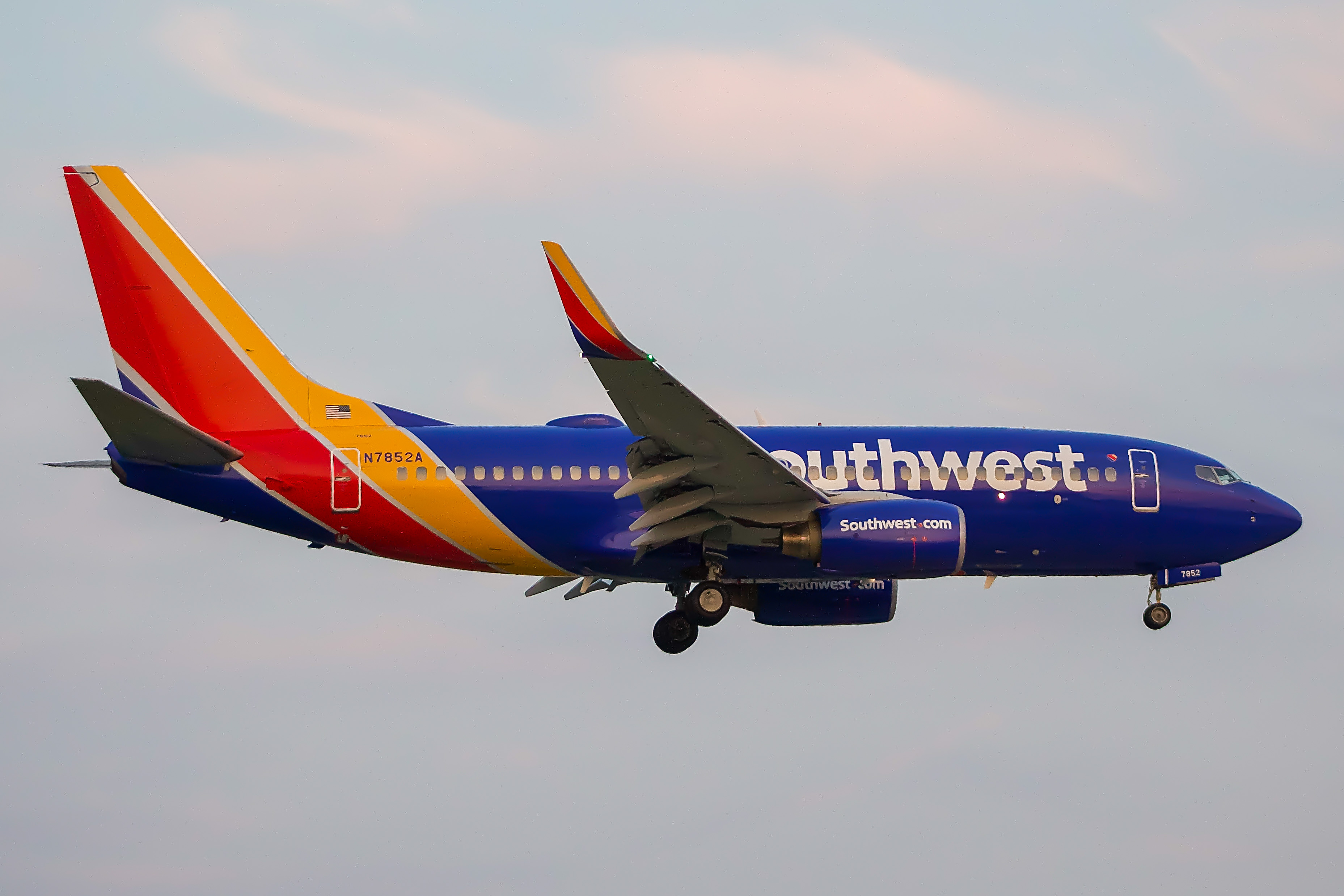 Full size: Southwest Airlines Boeing 737-700 N7852A at General Mitchell International Airport