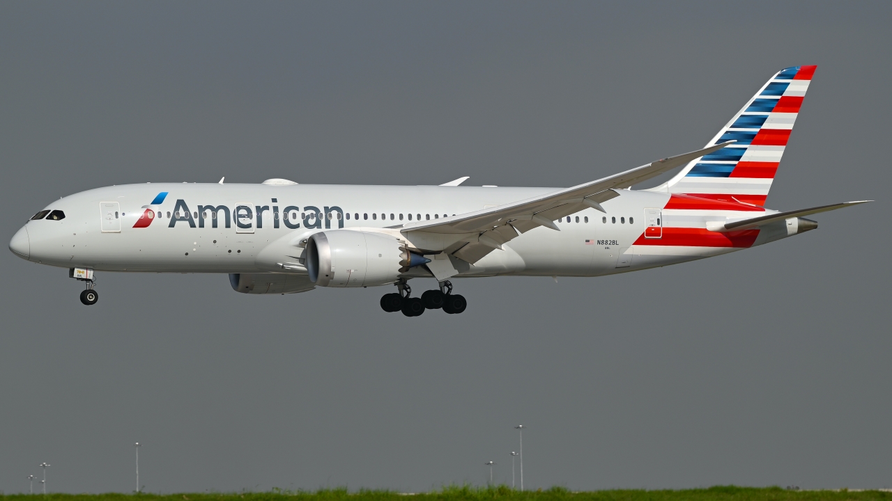 Full size: American Airlines Boeing 787-8 N882BL at Dallas-Fort Worth International Airport