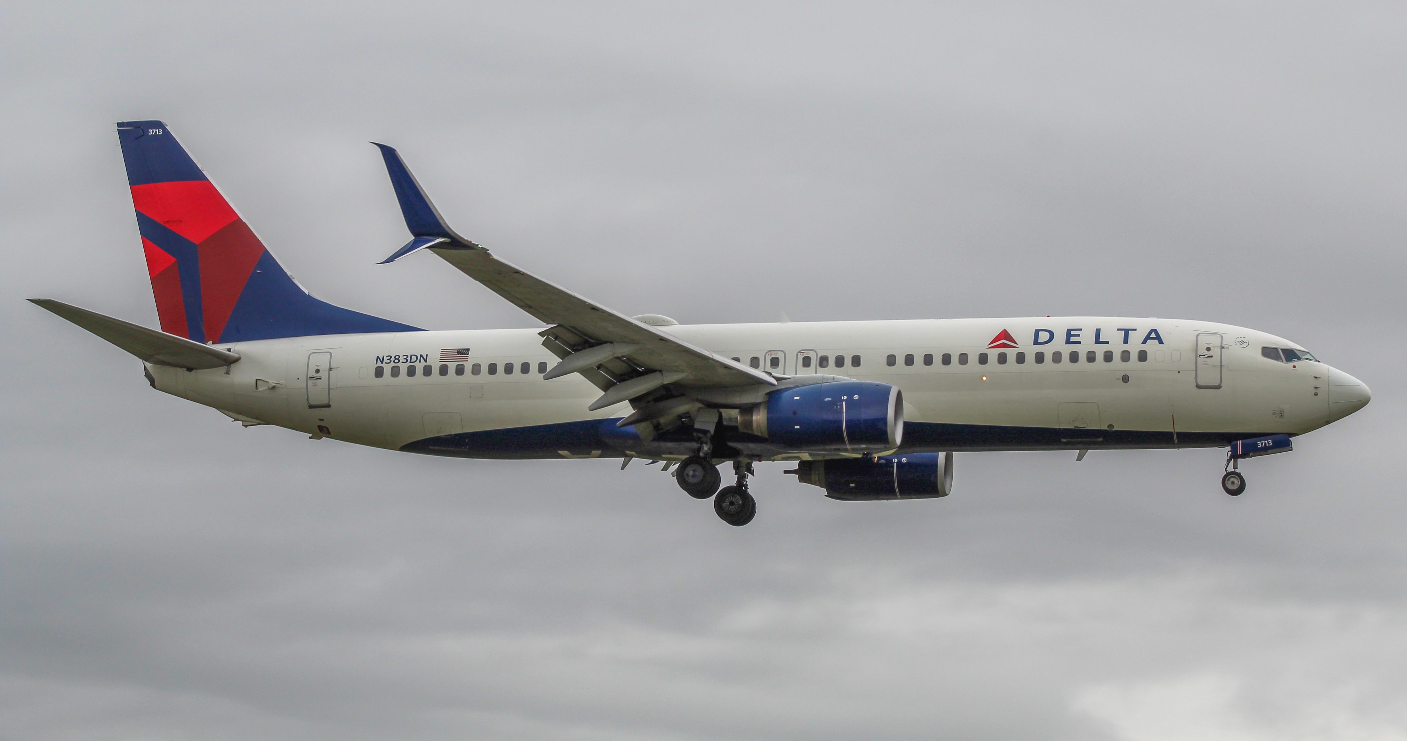 Full size: Delta Airlines Boeing 737-800 N383DN at Lester B Pearson International Airport