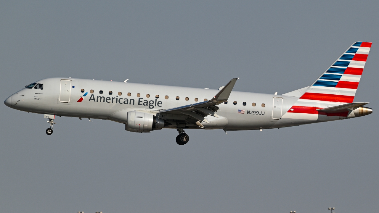 Full size: American Eagle Embraer E175 N299JJ at Dallas-Fort Worth International Airport