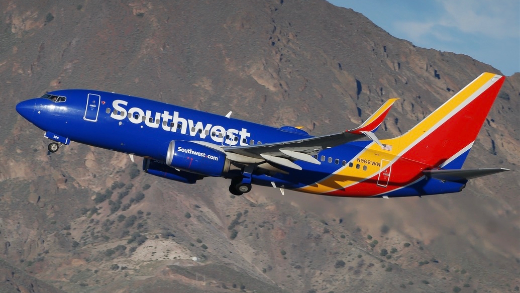 Full size: Southwest Airlines Boeing 737-700 N966WN at Reno/Tahoe International Airport