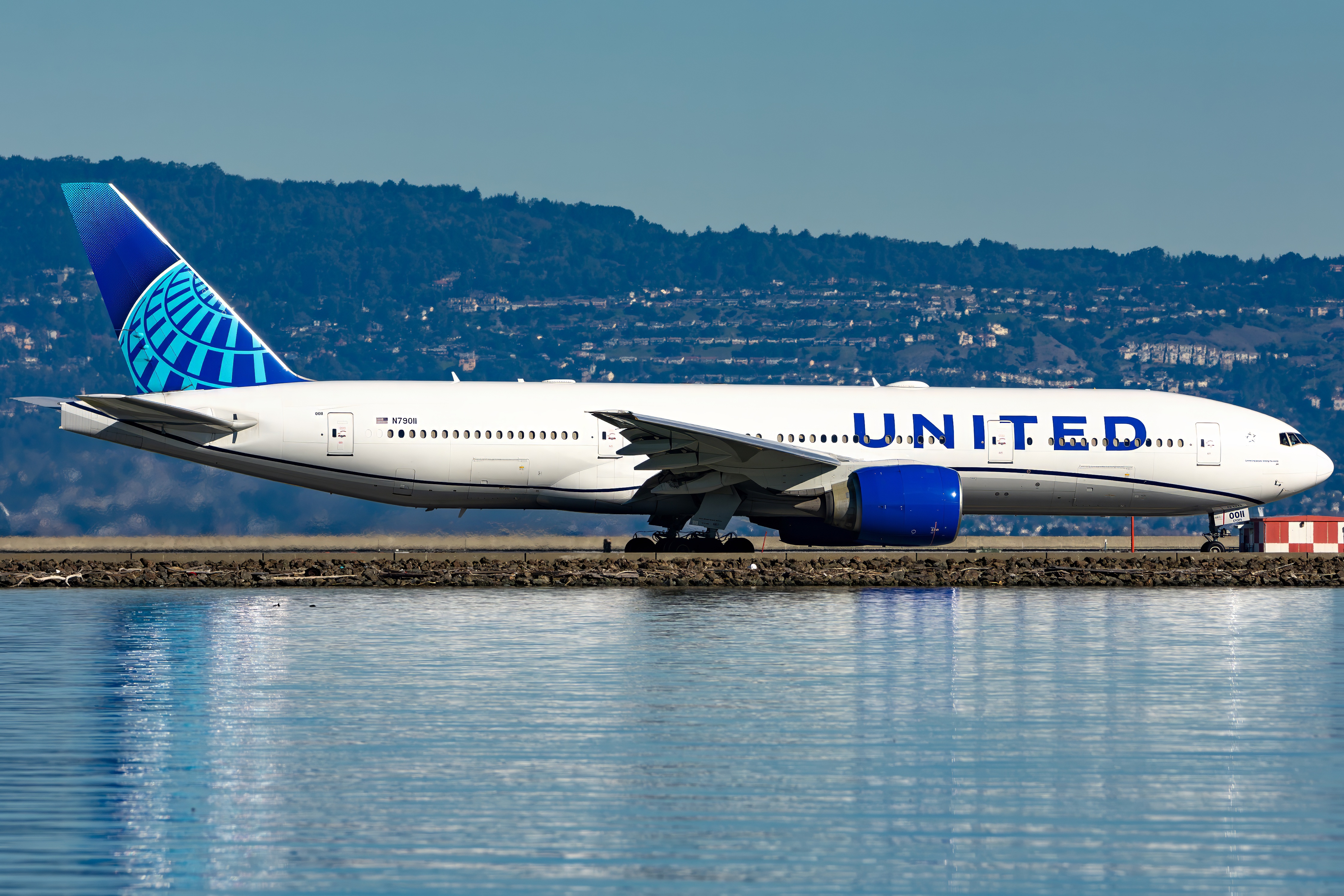 Full size: United Airlines Boeing 777-200ER N79011 at San Francisco International Airport