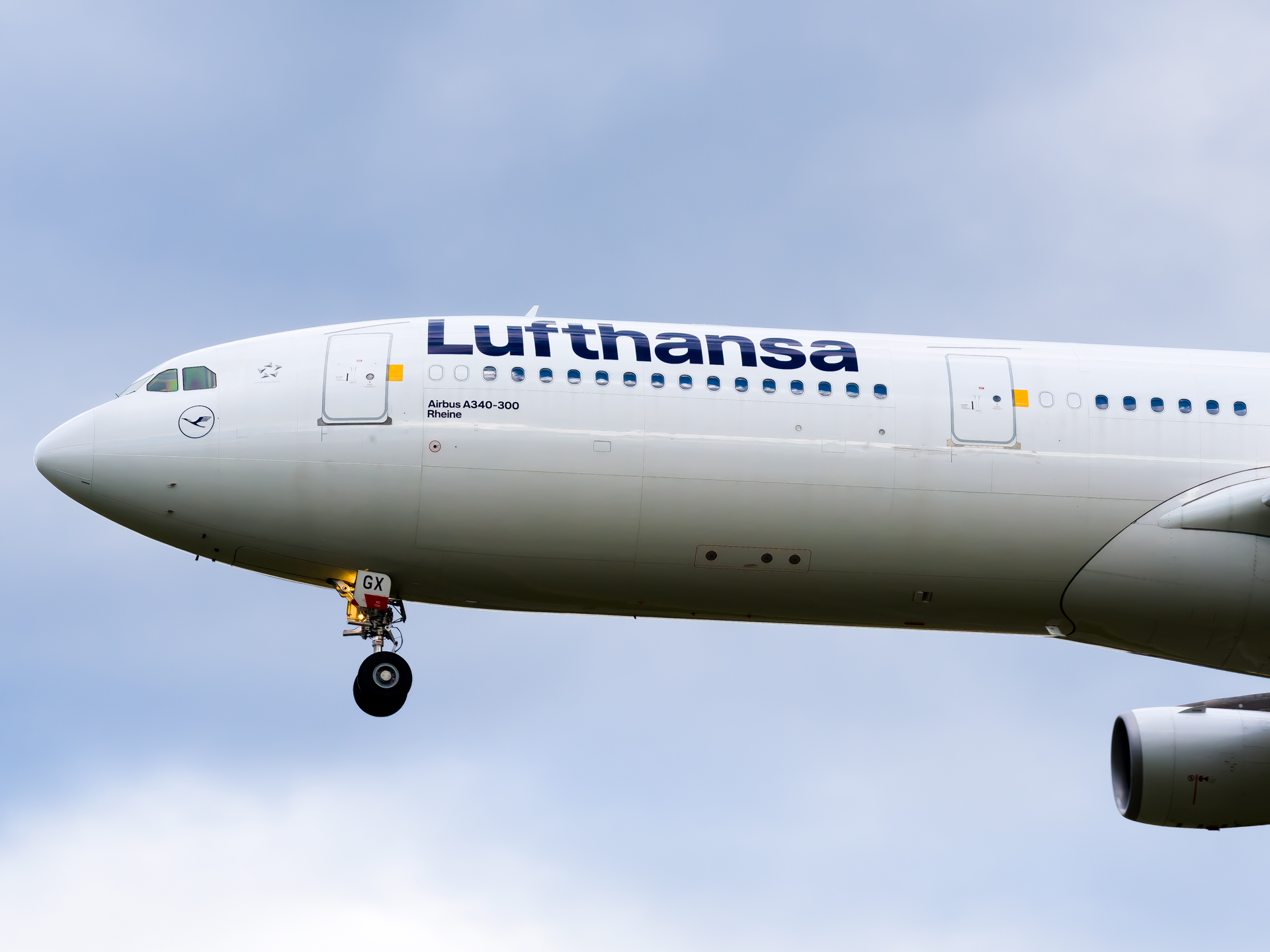 Full size: Lufthansa Airbus A340-300 D-AIGX at Washington Dulles International Airport