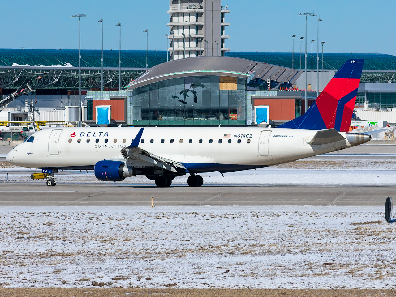 Full size: Delta Airlines Embraer E175 N614CZ at Gerald R Ford International Airport
