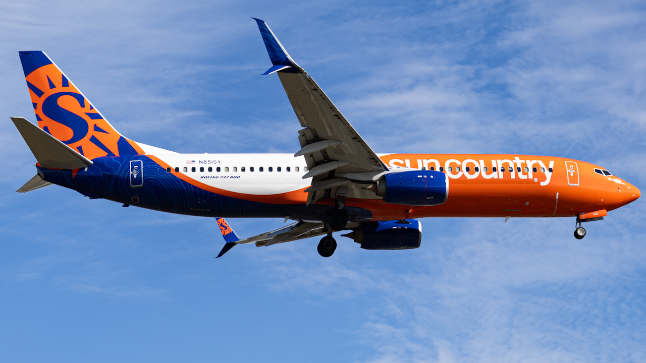 Full size: Sun Country Airlines Boeing 737-800 N851SY at Tampa International Airport