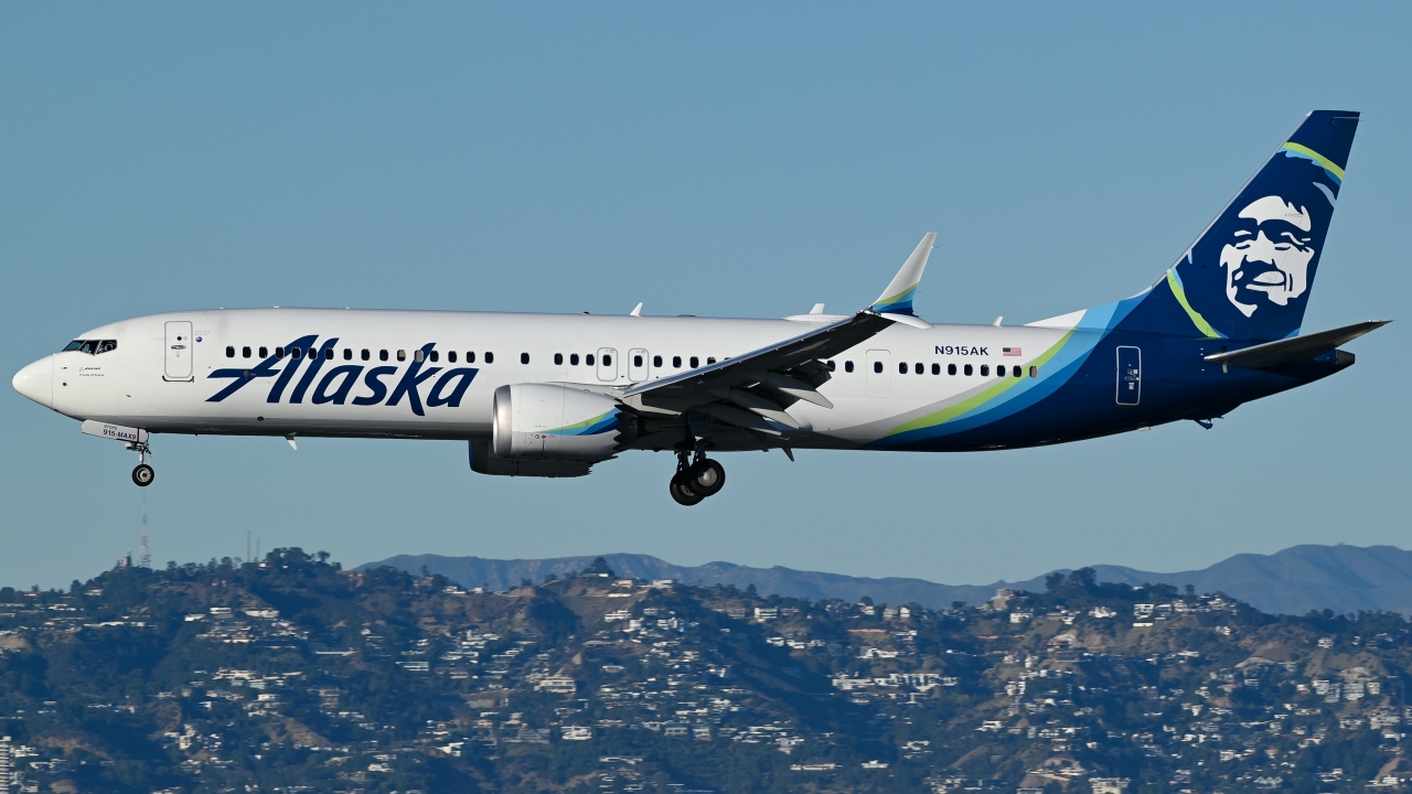 Full size: Alaska Airlines Boeing 737 MAX 9 N915AK at Los Angeles International Airport