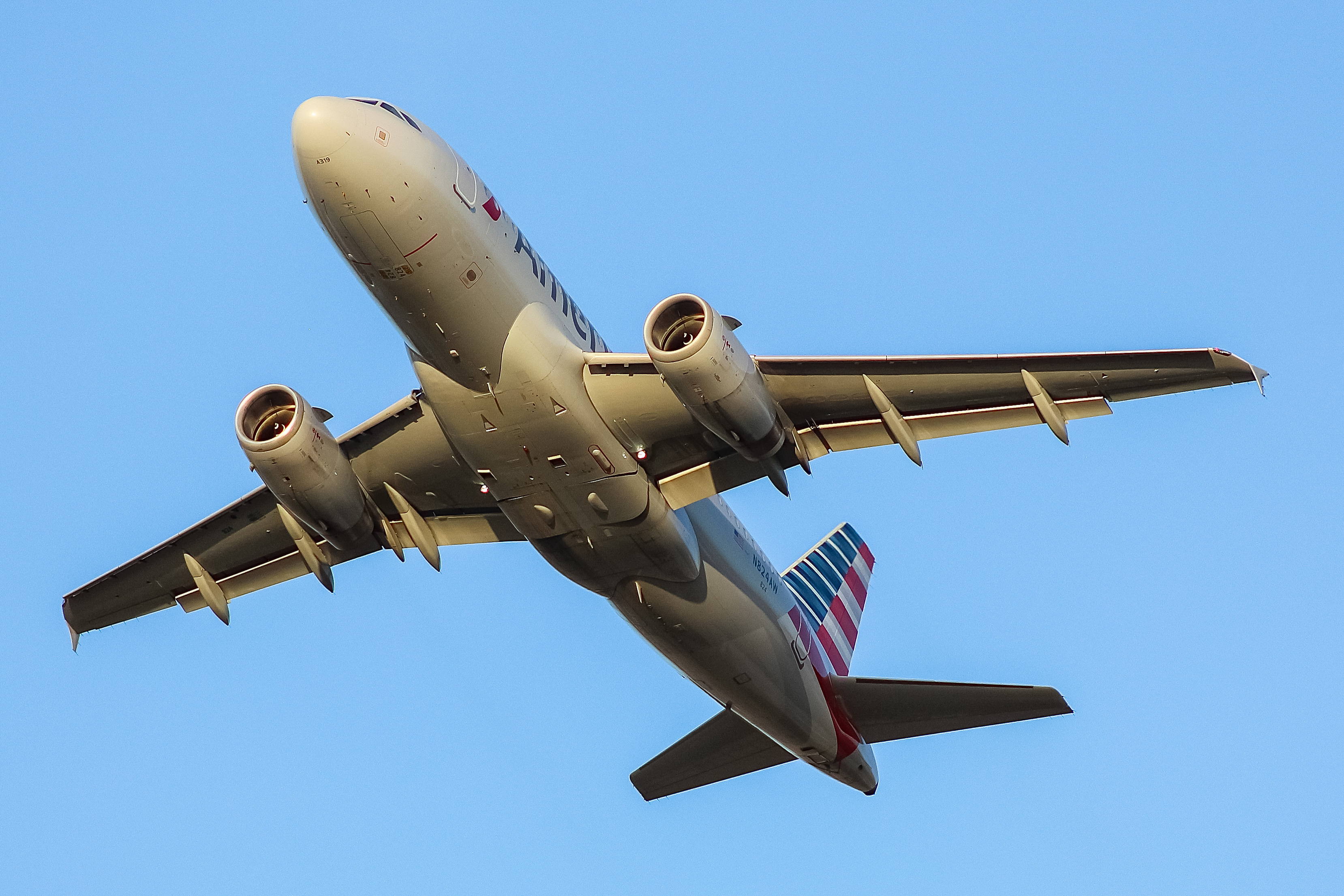 Full size: American Airlines Airbus A319 N824AW at General Mitchell International Airport