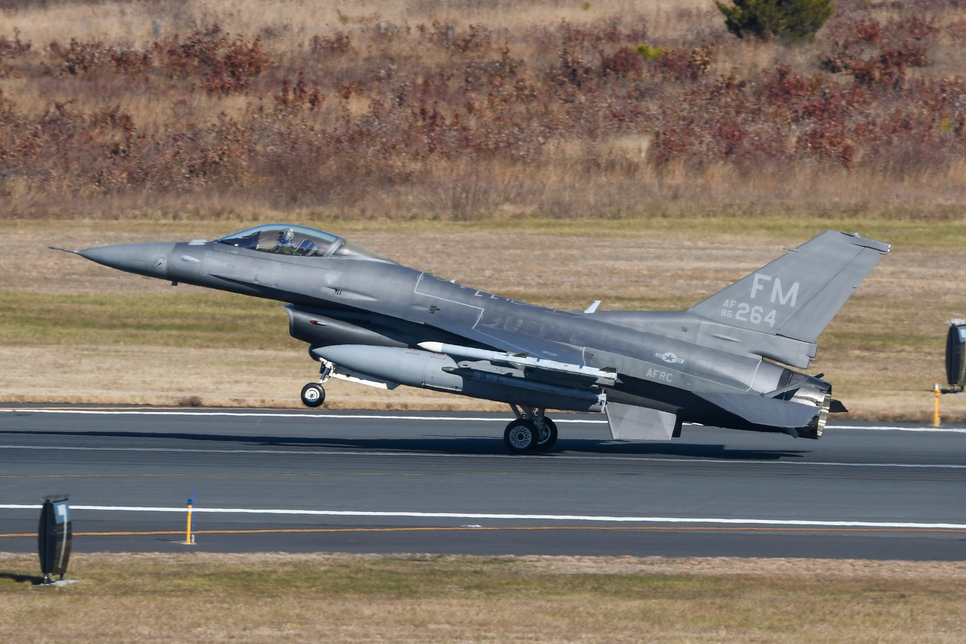Full size: USAF - United States Air Force General Dynamics F-16 Fighting Falcon 86-0264 at Atlantic City International Airport