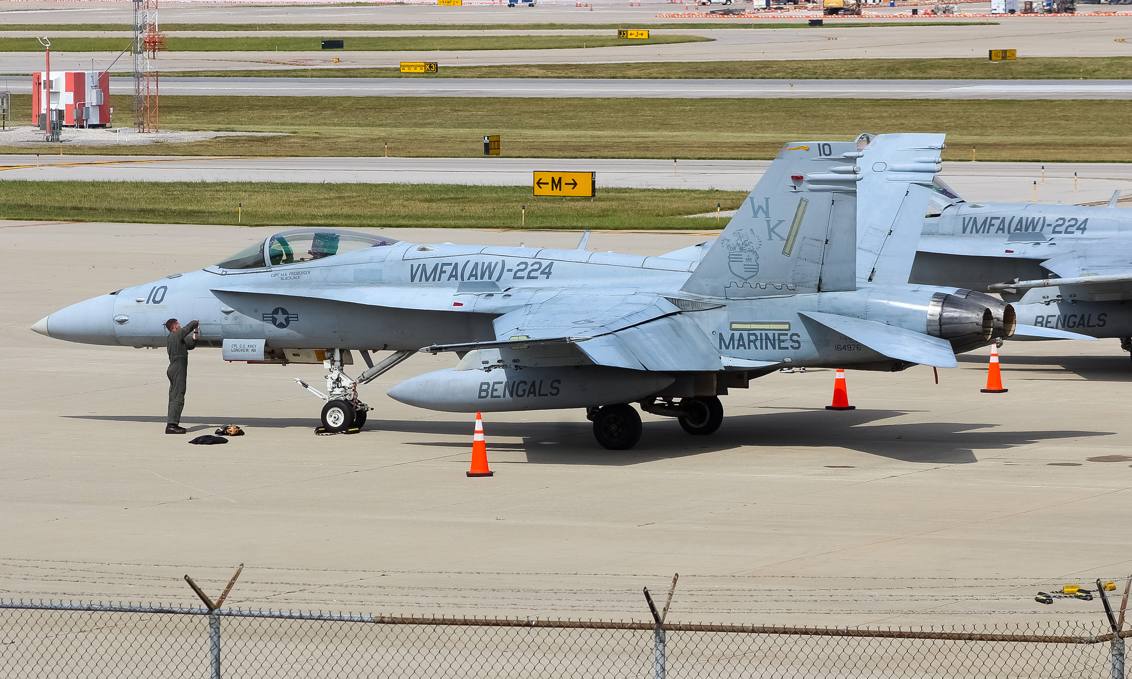 Full size: USMC - United States Marine Corp Boeing F/A-18E/F Super Hornet 164976 at Cincinnati/Northern Kentucky International Airport