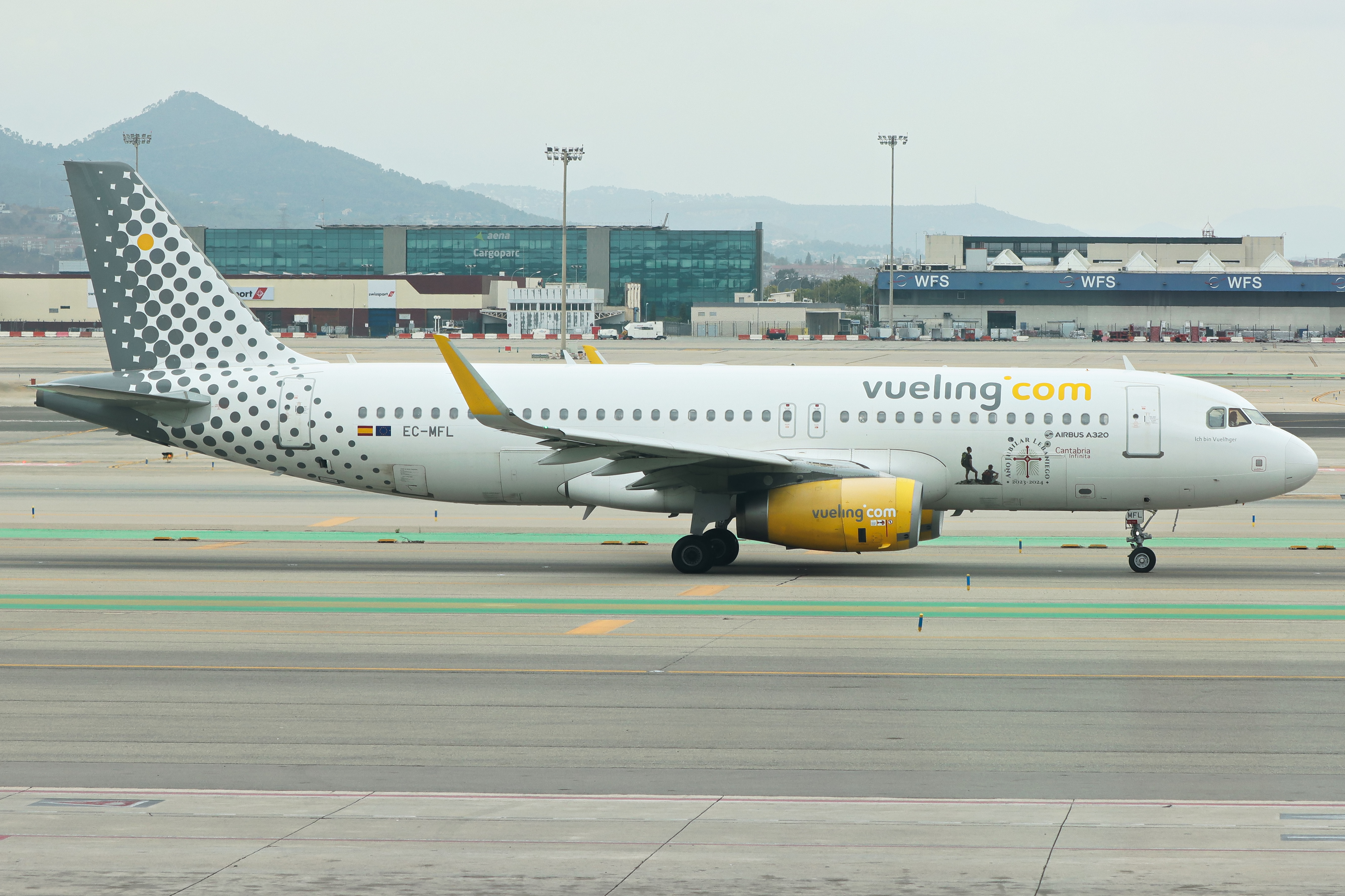 Full size: Vueling Airbus A320 EC-MFL at Barcelona El Prat Airport