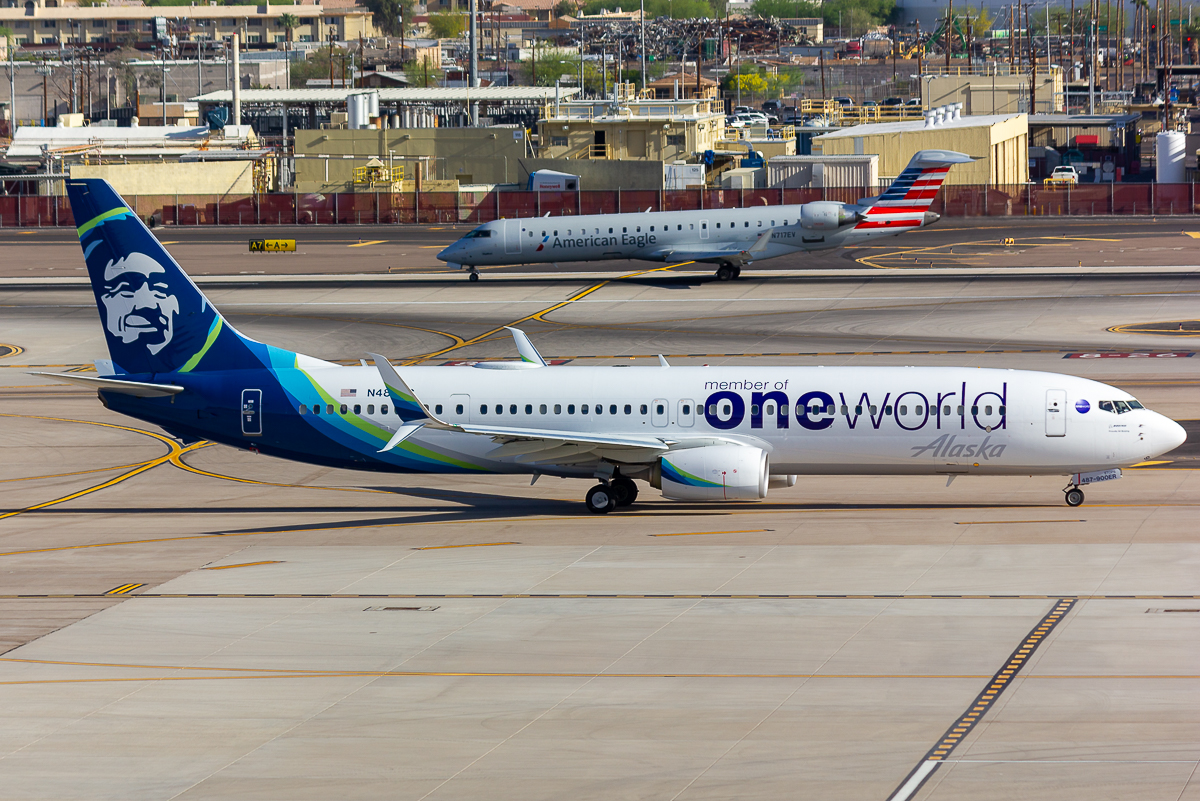 Full size: Alaska Airlines Boeing 737-900ER N487AS at Phoenix Sky Harbor International Airport