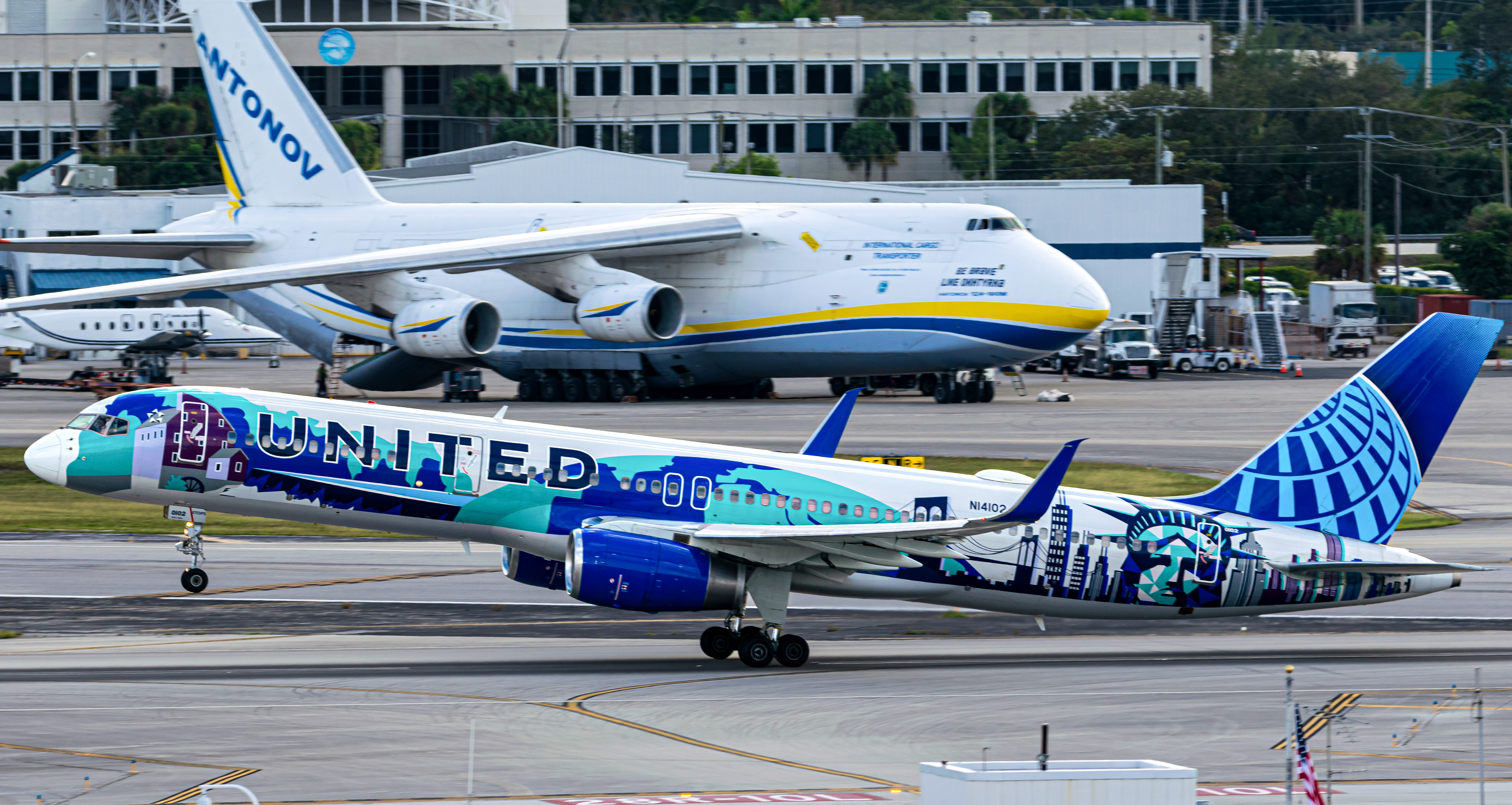 Full size: United Airlines Boeing 757-200 N14102 at Palm Beach International Airport