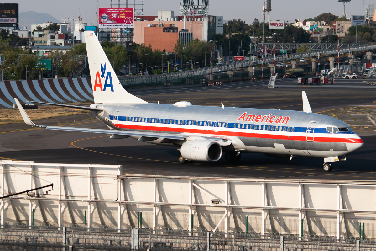 Full size: American Airlines Boeing 737-800 N921NN at Mexico City International Airport