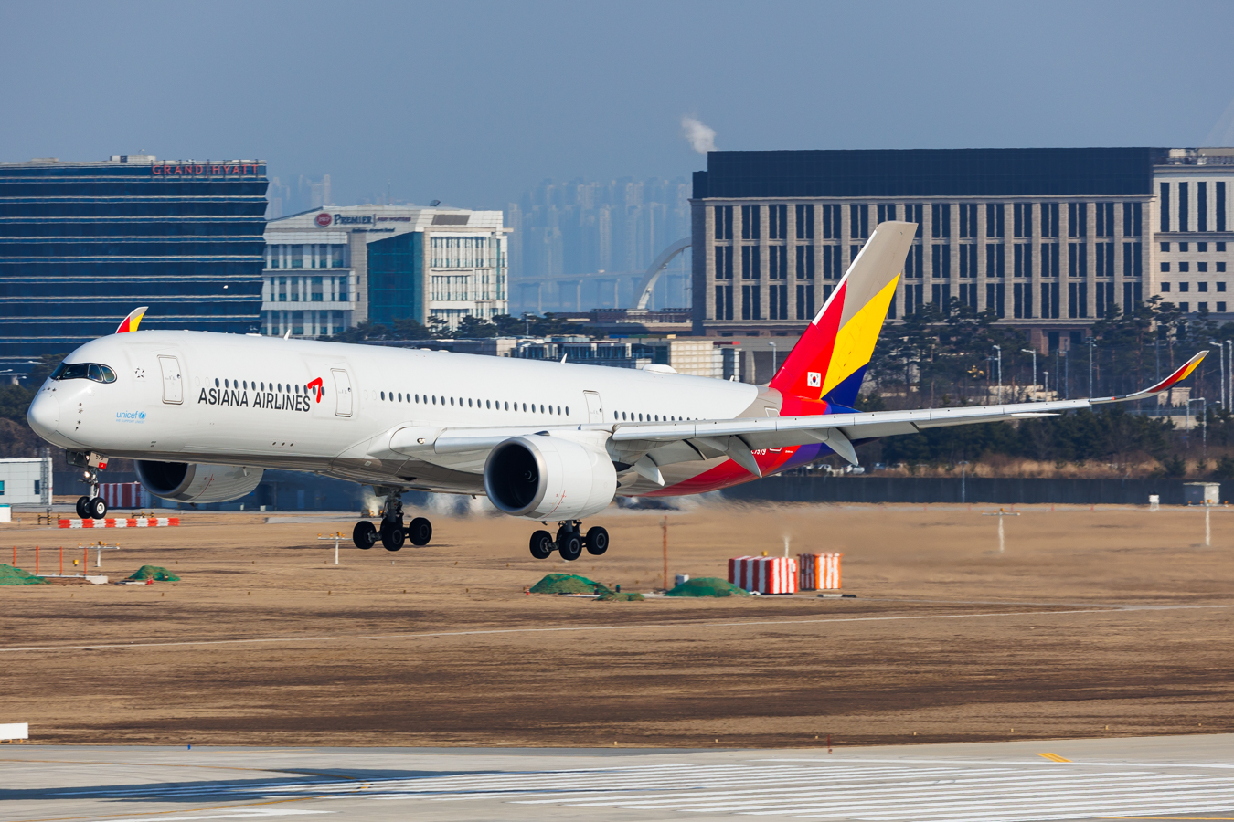 Full size: Asiana Airlines Airbus A350-900 HL7579 at Seoul-Incheon International Airport